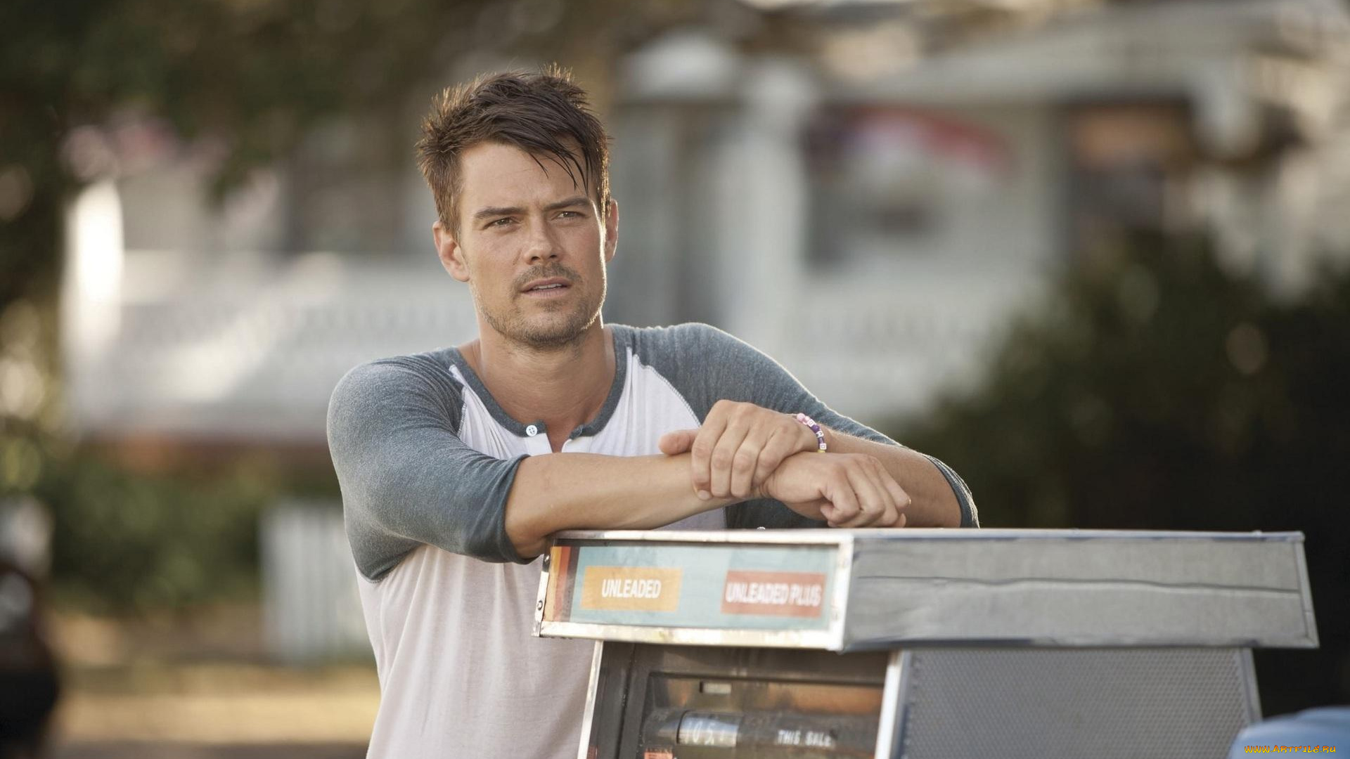 josh, duhamel, мужчины, актер, футболка, браслет, улица, автомат