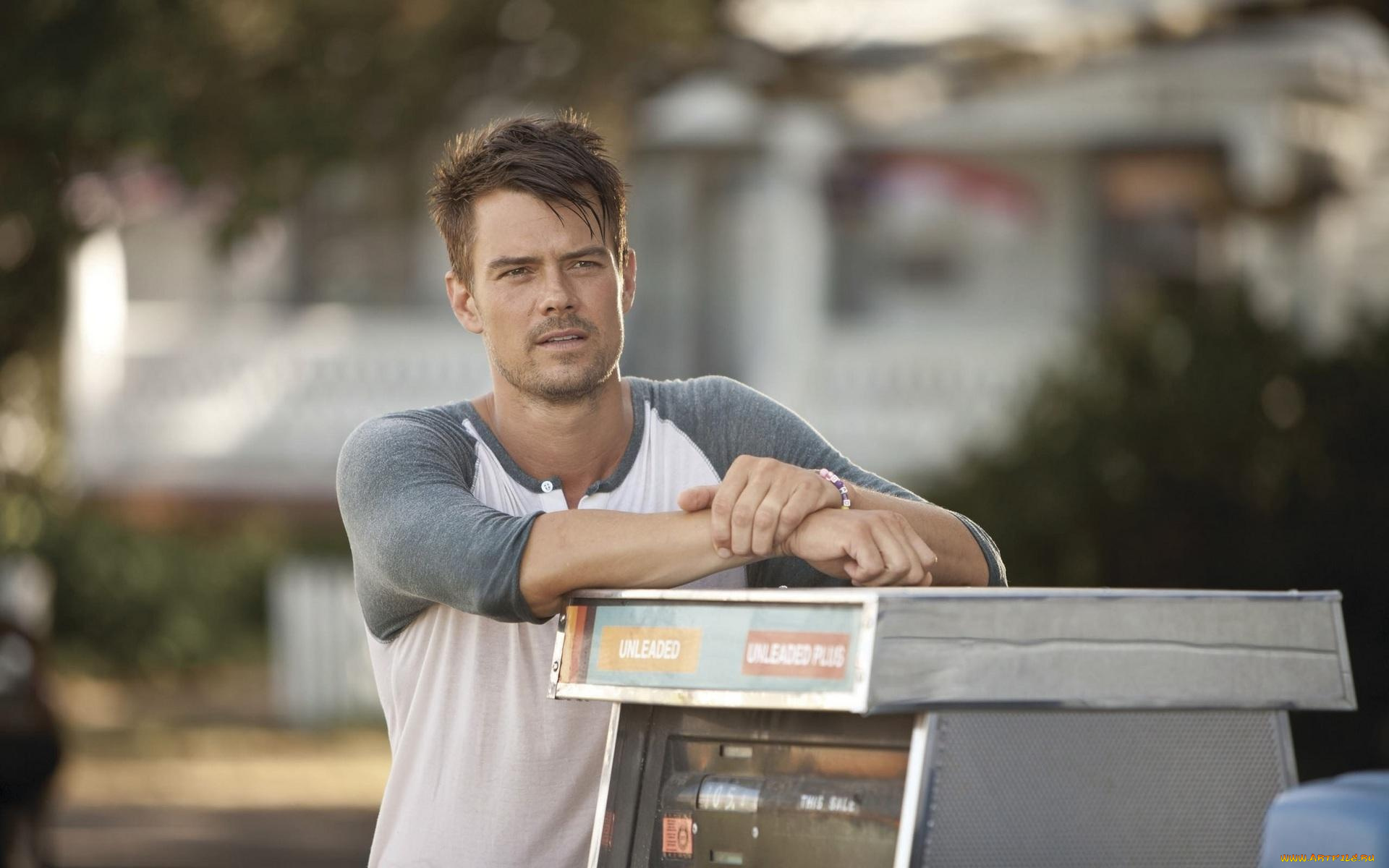 josh, duhamel, мужчины, актер, футболка, браслет, улица, автомат