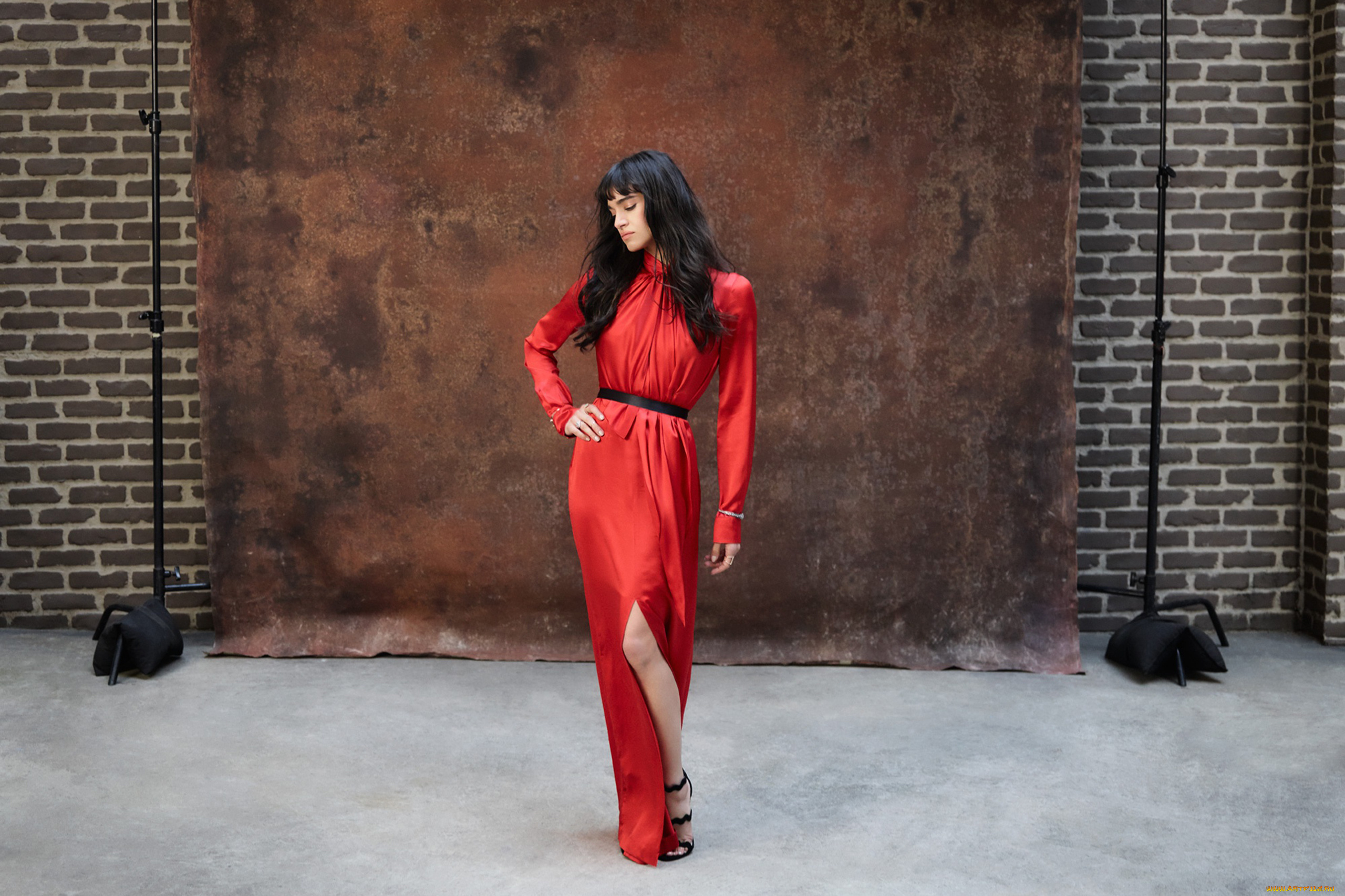 sofia, boutella, девушки, sofia, boutella, платье, красный, поза, девушка, актриса, красотка, брюнетка, кино, взгляд, макияж, причёска