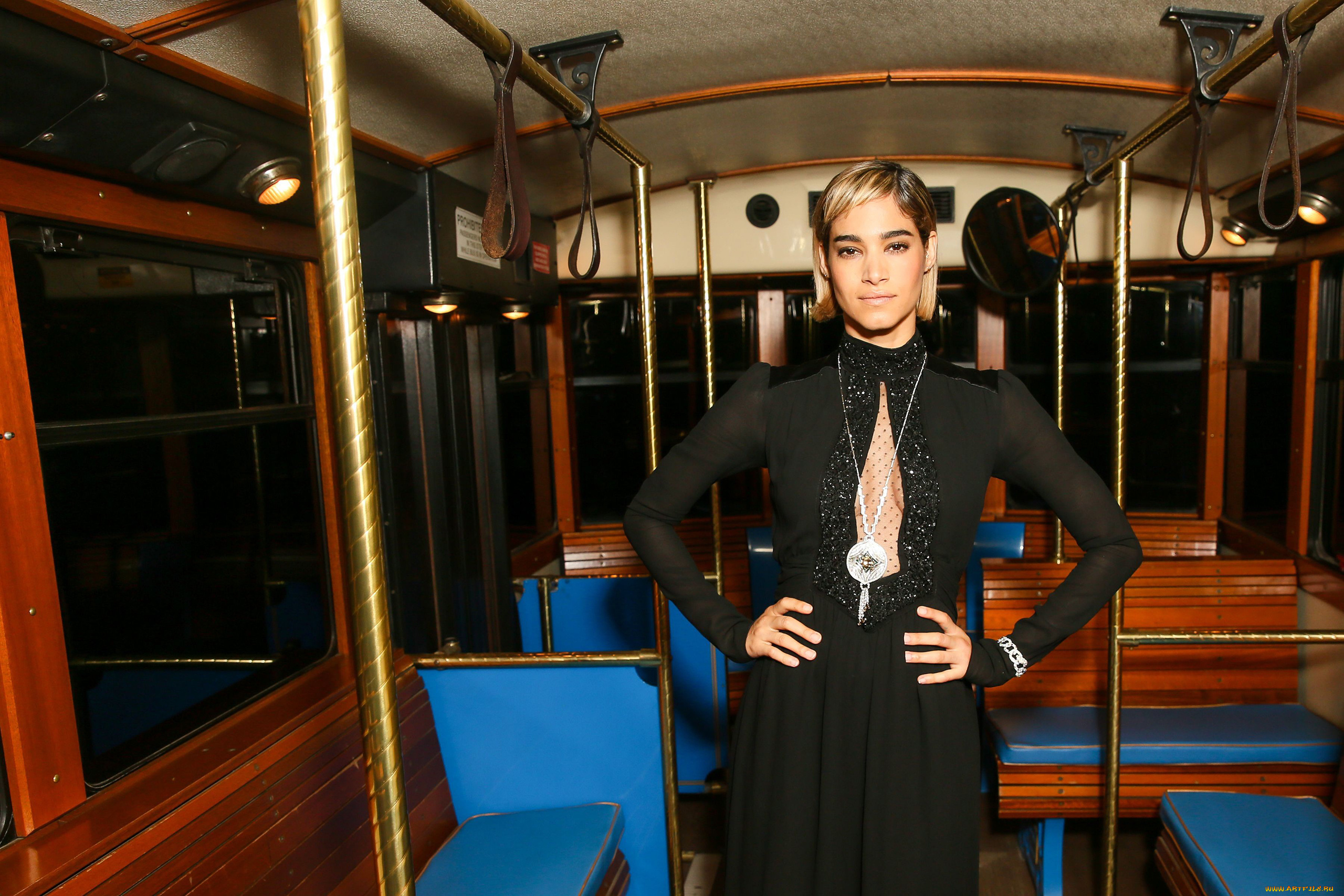 sofia, boutella, девушки, sofia, boutella, трамвай, салон, поза, девушка, актриса, красотка, блондинка, кино, взгляд, макияж, причёска