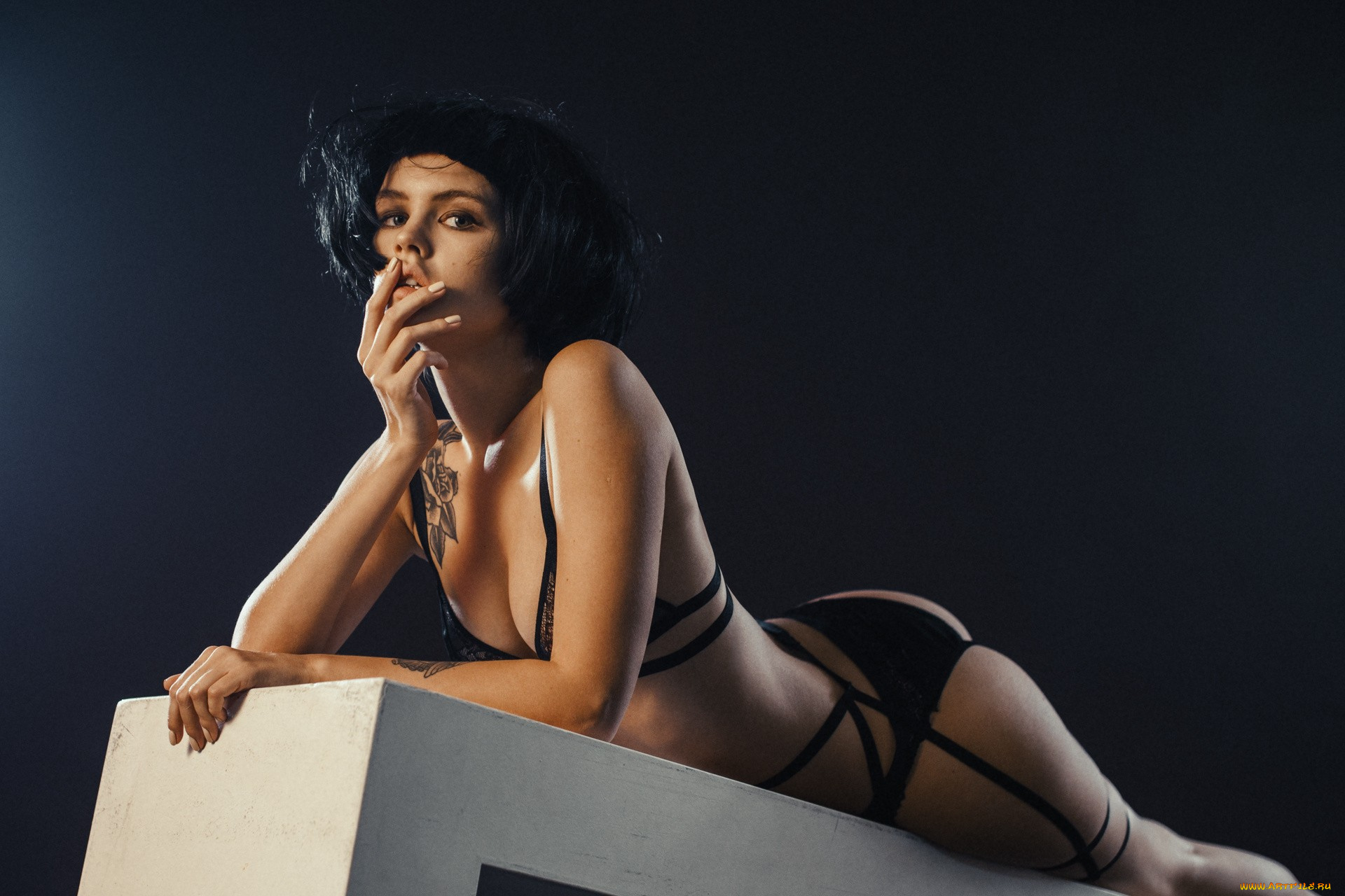 девушки, анастасия, щеглова, бюстгальтер, черные, трусики, задница, парики, тату, лежа, спереди, анастасия, щеглова, попа, волосы, в, помещении, смотрит, на, зрителя, татуировка, студия, палец, губах, нижнее, белье