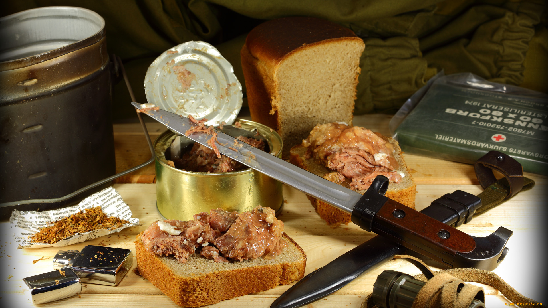 еда, натюрморт, хлеб, тушёнка, штык-нож, котелок, зажигалка