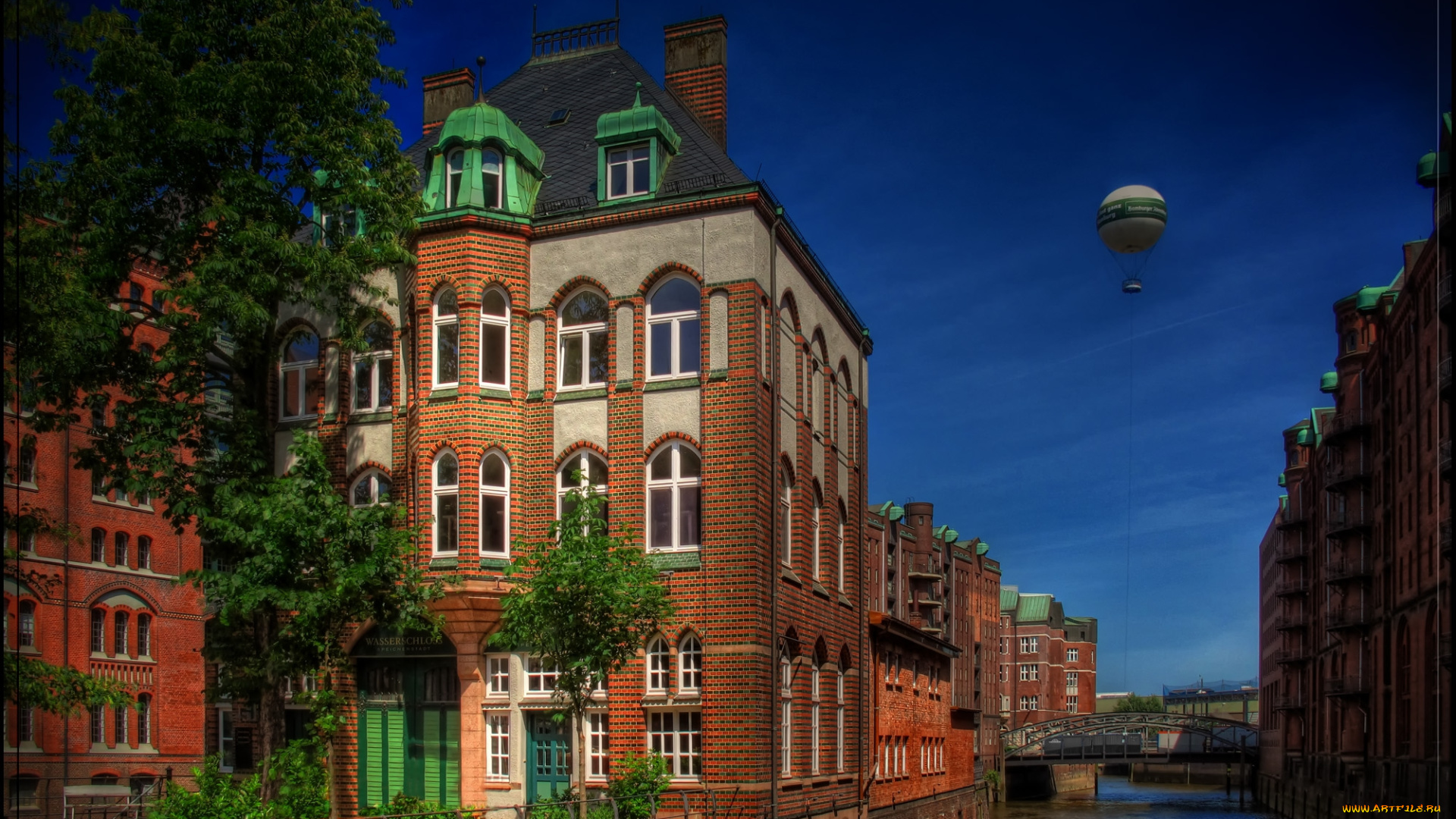 wasserschloss, speicherstadt, hamburg, города, улицы, площади, набережные, судно, воздушный, шар, мосты, здания, канал