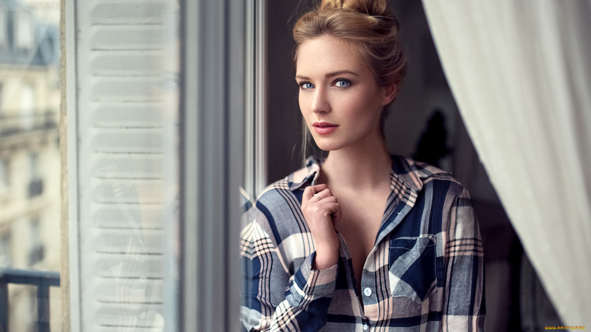 девушки, eva, mikulski, блондинка, модель, ева, микульски, рубашка, шторы, окно