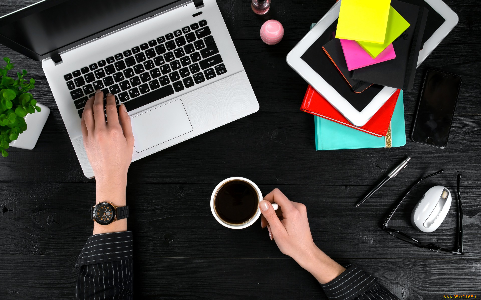 компьютеры, мониторы, , ноутбуки, руки, ручка, вид, сверху, чашка, кофе, планшет, блокноты, смартфон, ноутбук