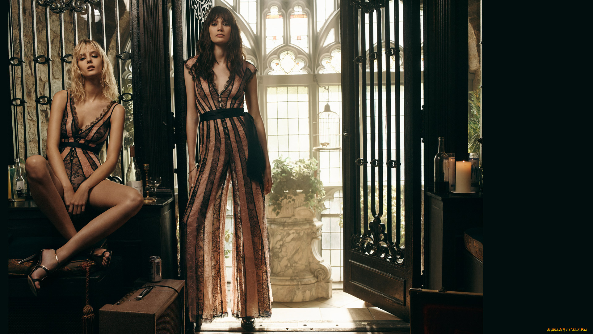 девушки, gayle, gown, gayle, gown, бутылки, дверь, комбинезон, шатенка, блондинка, модели