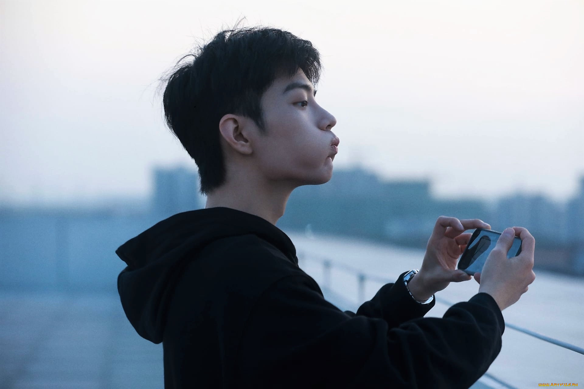 мужчины, xiao, zhan, лицо, толстовка, щеки, телефон, ограждение