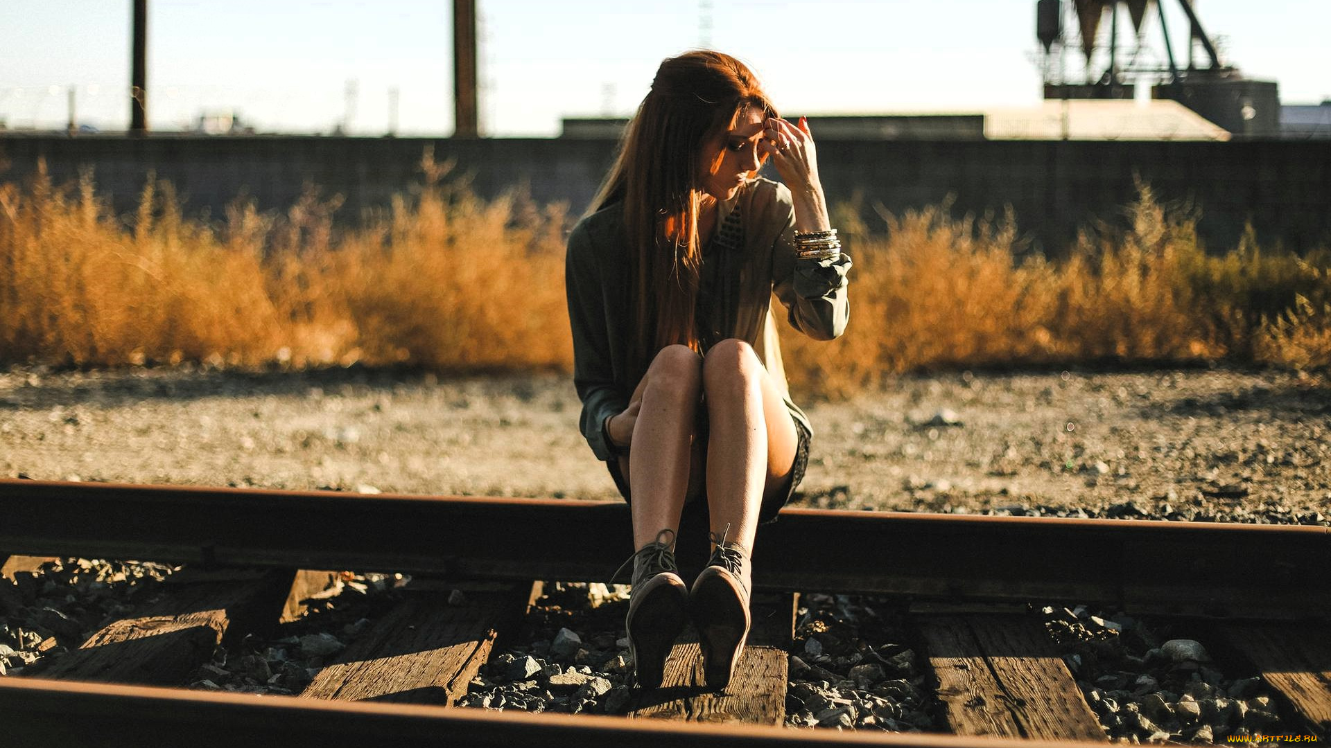 девушки, -, рыжеволосые, и, разноцветные, рыжая, куртка, юбка, промзона, трава, рельсы