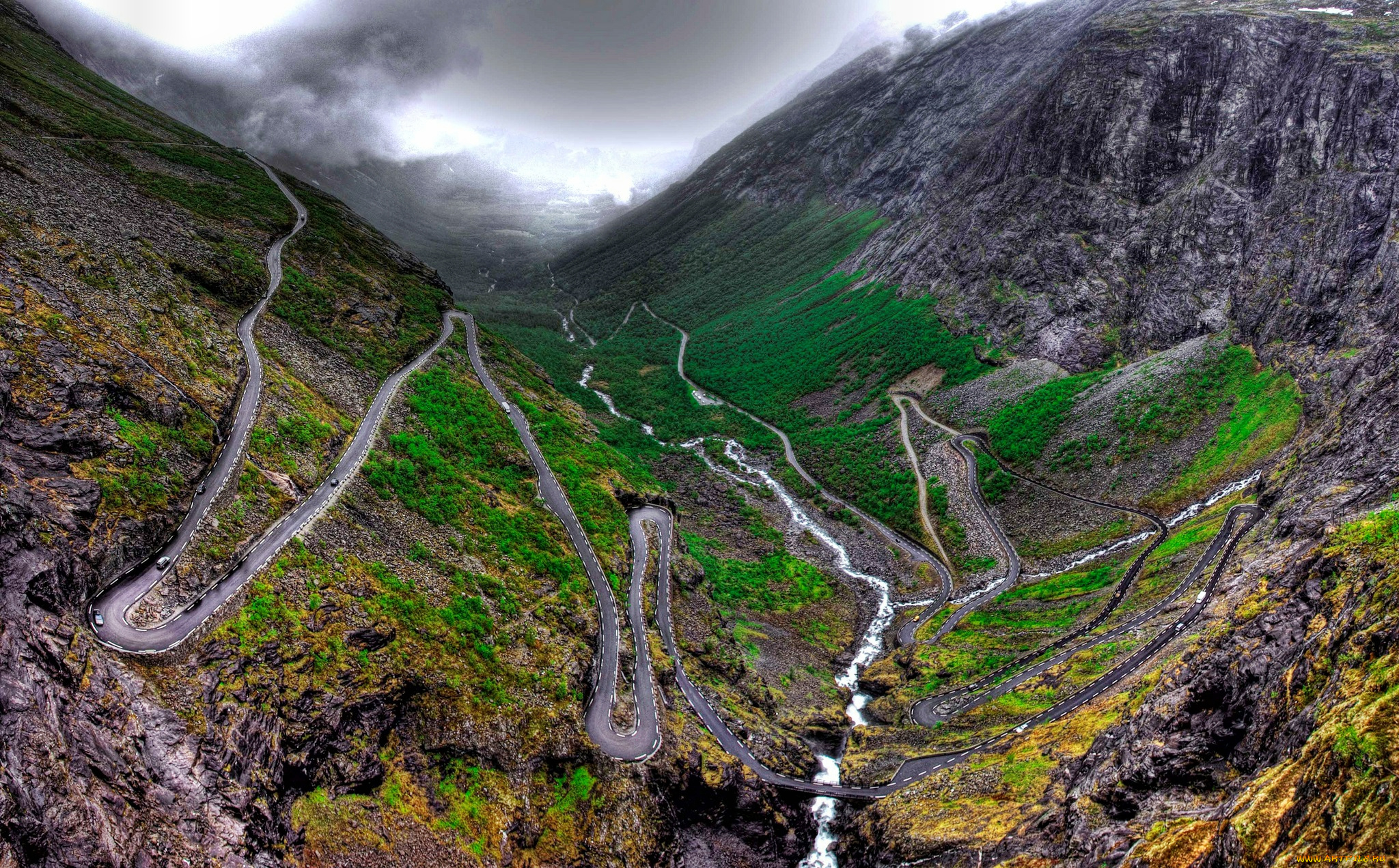 природа, дороги, горы, ущелье, леса, тучи, серпантин