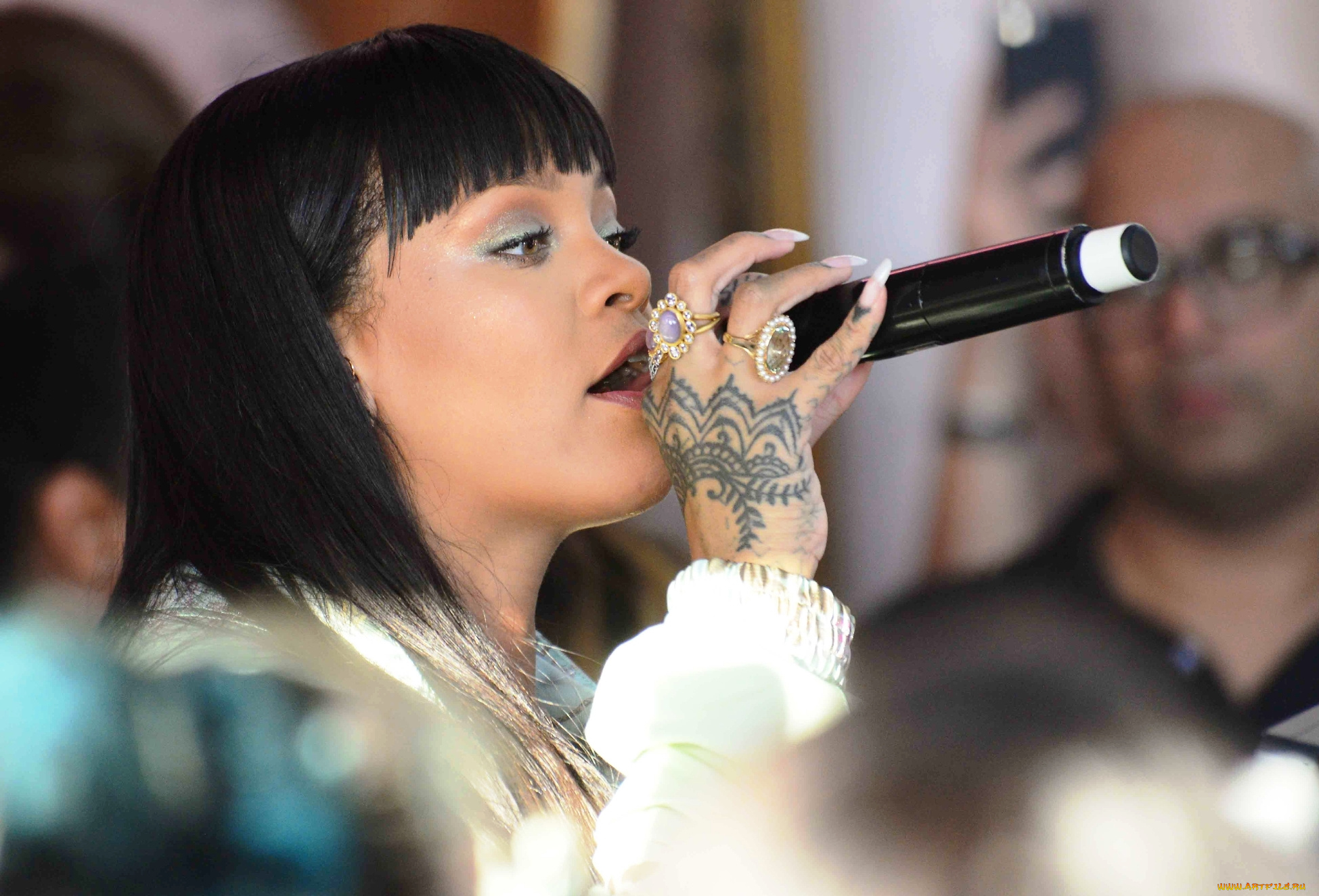 музыка, rihanna, кольца, тату, песня, лицо, микрофон, певица, рианна