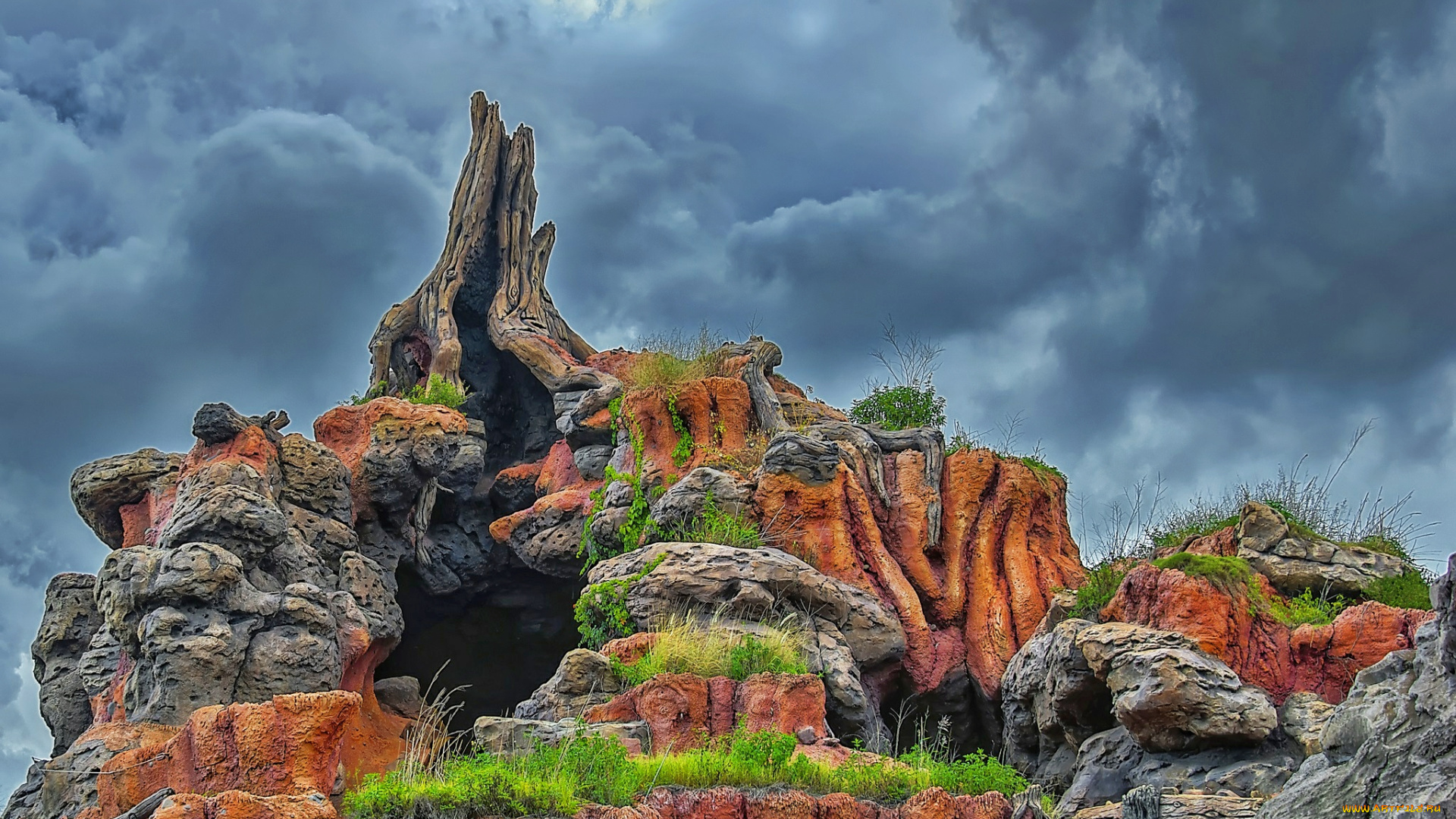 природа, горы, тучи, растительность, пещера, камни, скала