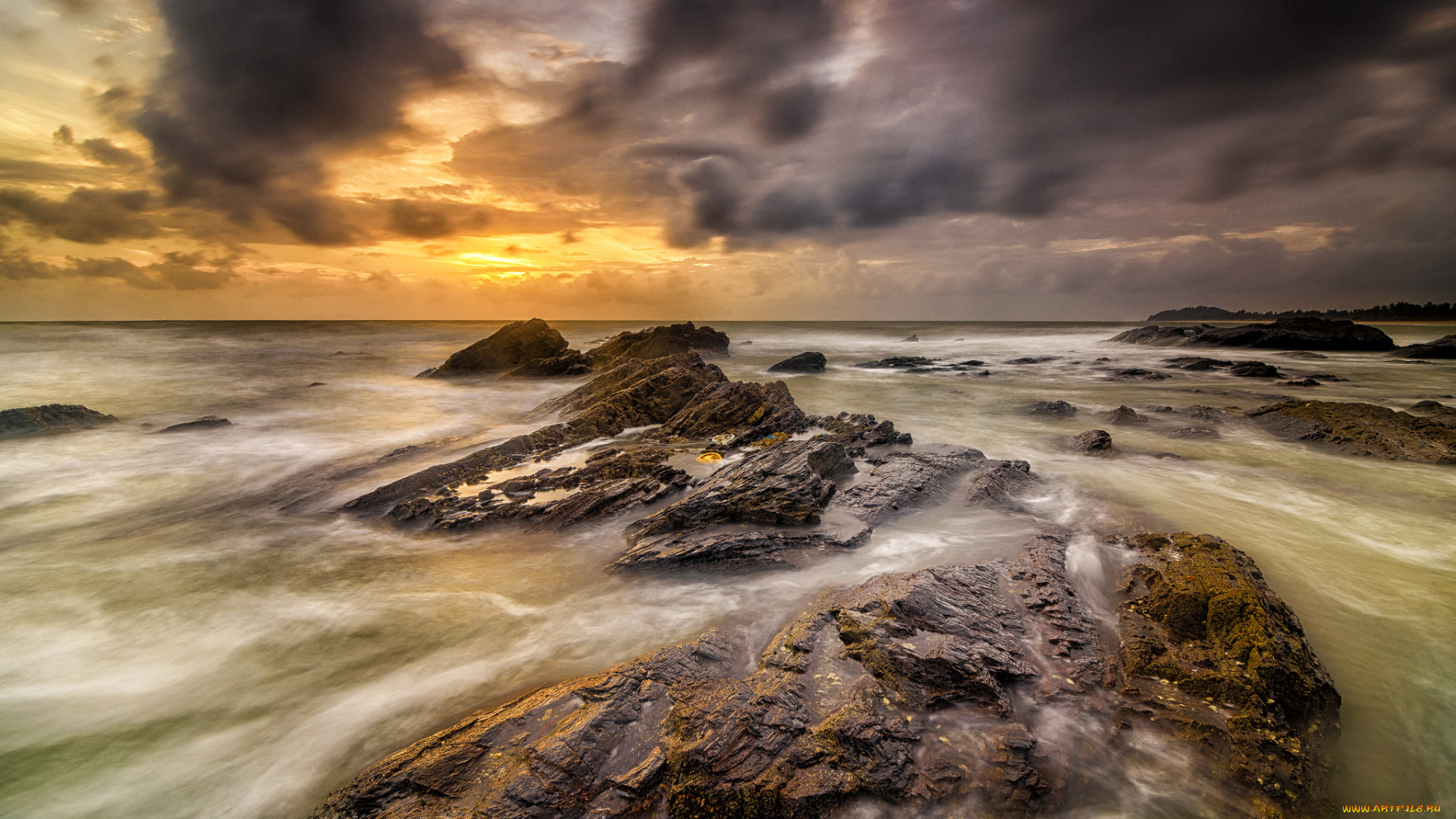 природа, побережье, шторм, сумрак, тучи, волны, океан, камни, скалы