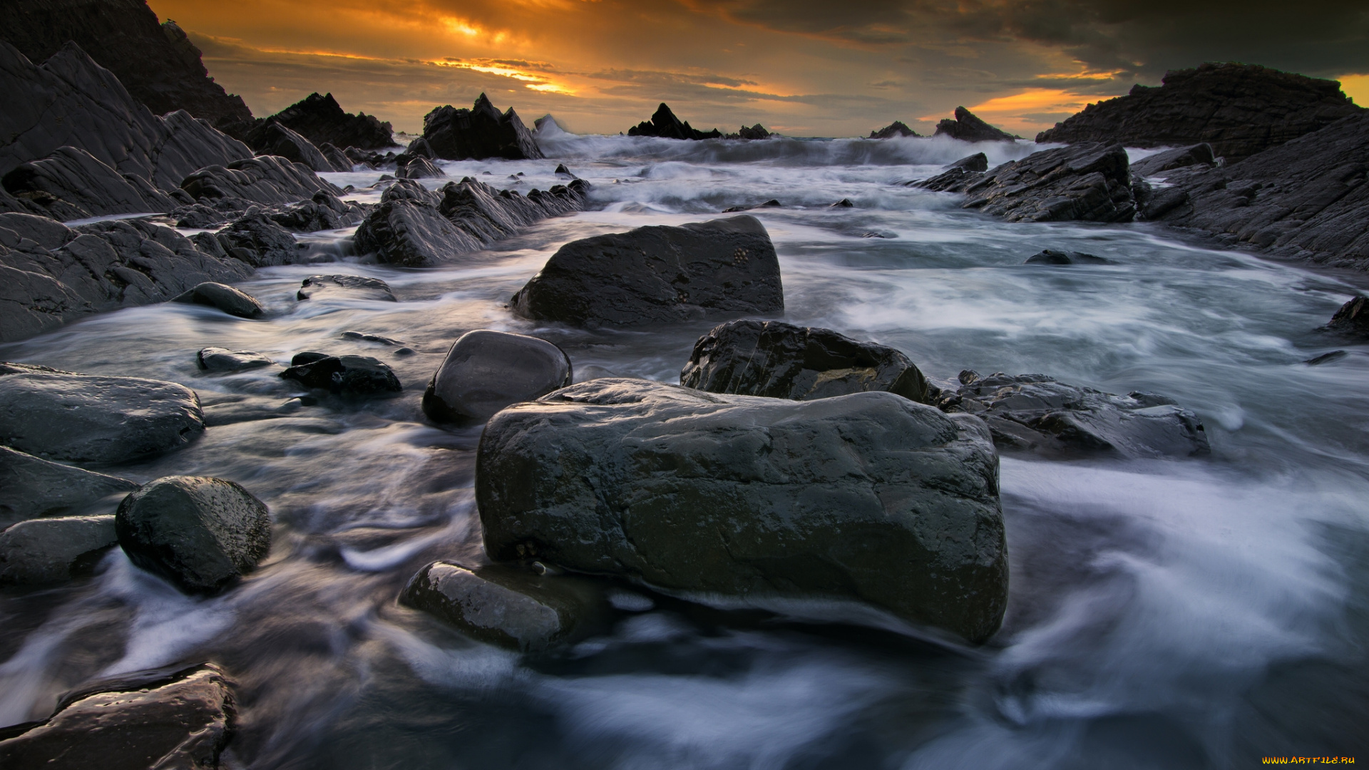 природа, побережье, тучи, волны, камни, скалы, океан, сумрак, шторм