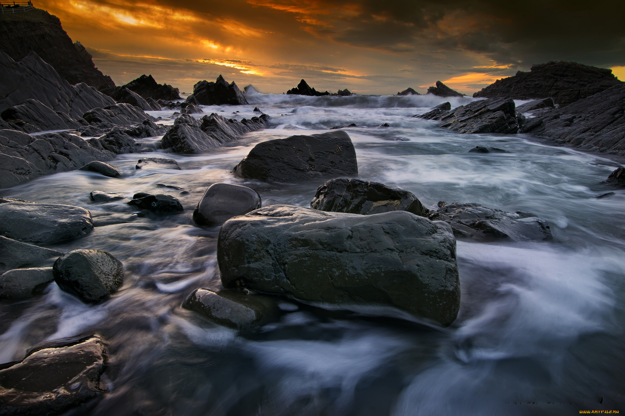 природа, побережье, тучи, волны, камни, скалы, океан, сумрак, шторм