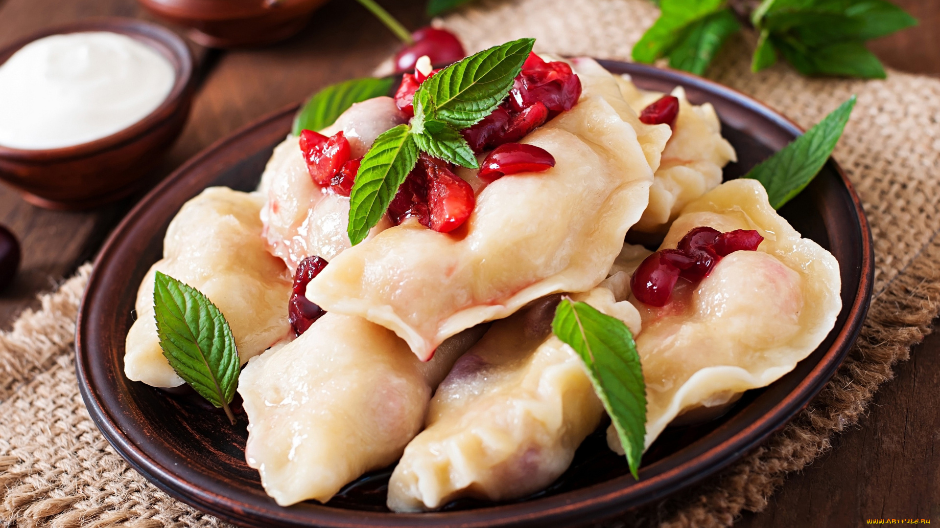 еда, пельмени, , манты, , вареники, мята, вишни, вареники, сметана