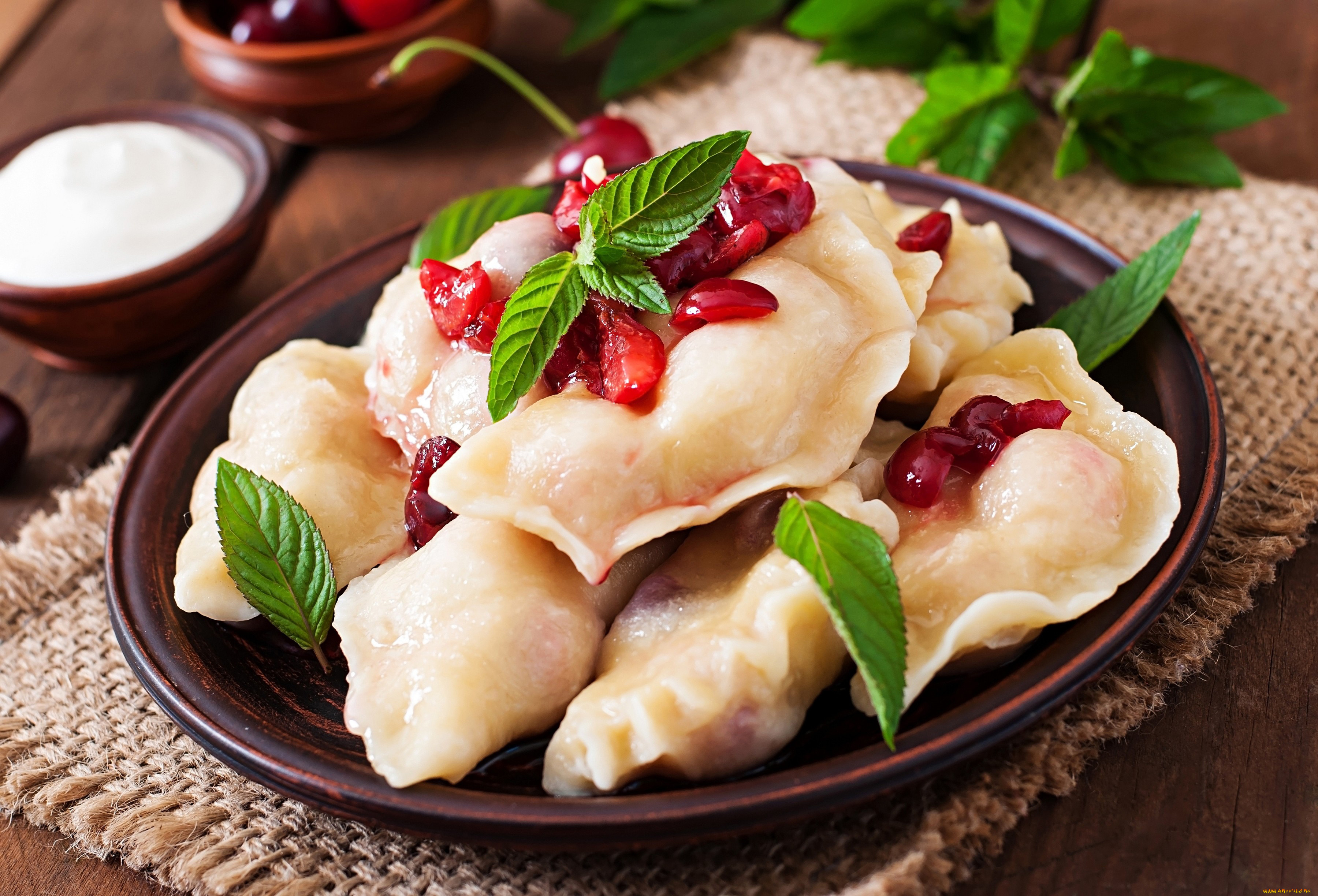 еда, пельмени, , манты, , вареники, мята, вишни, вареники, сметана