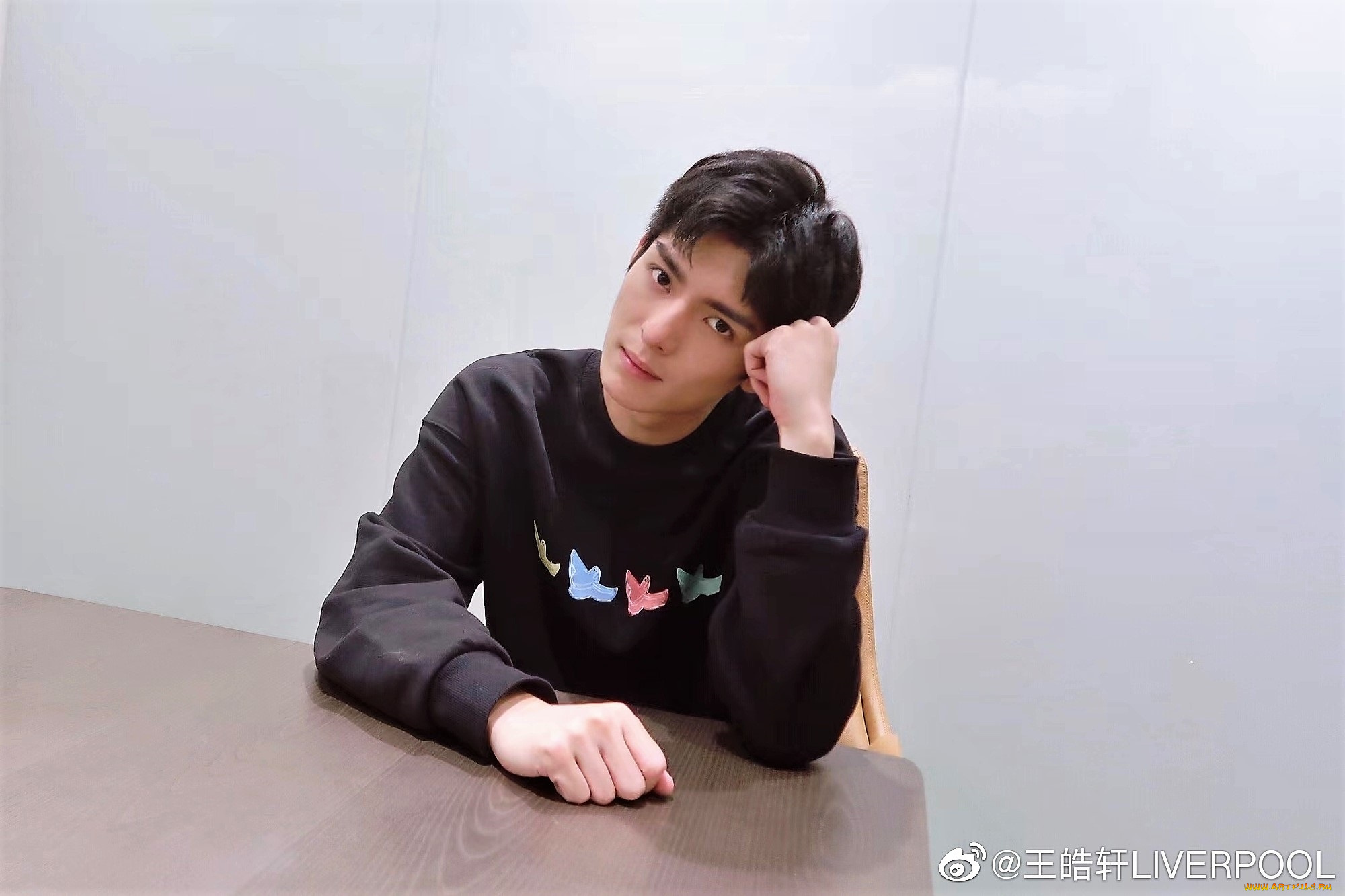 мужчины, wang, hao, xuan, актер, свитер, стол