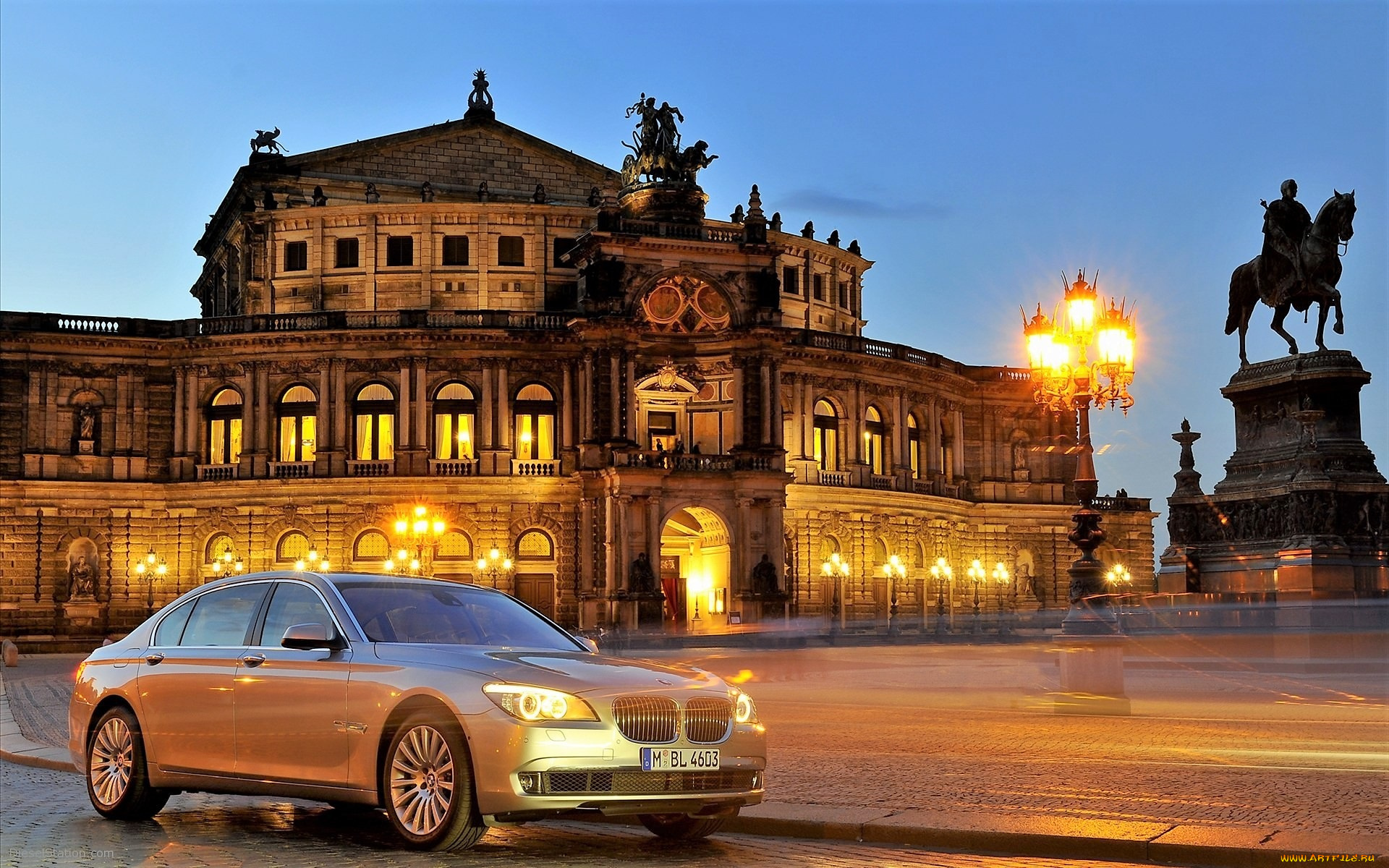 bmw, 750li, 2011, автомобили, bmw, серебристый, здание, памятник, огни