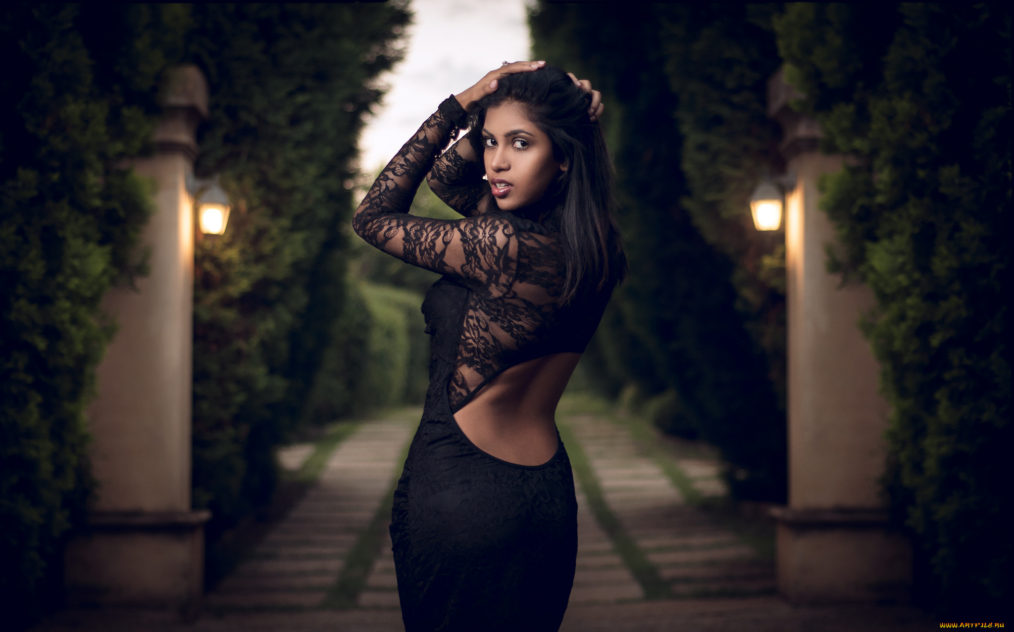 девушки, -unsort, , брюнетки, , шатенки, вечер, фонари, парк, фигура, поза, жест