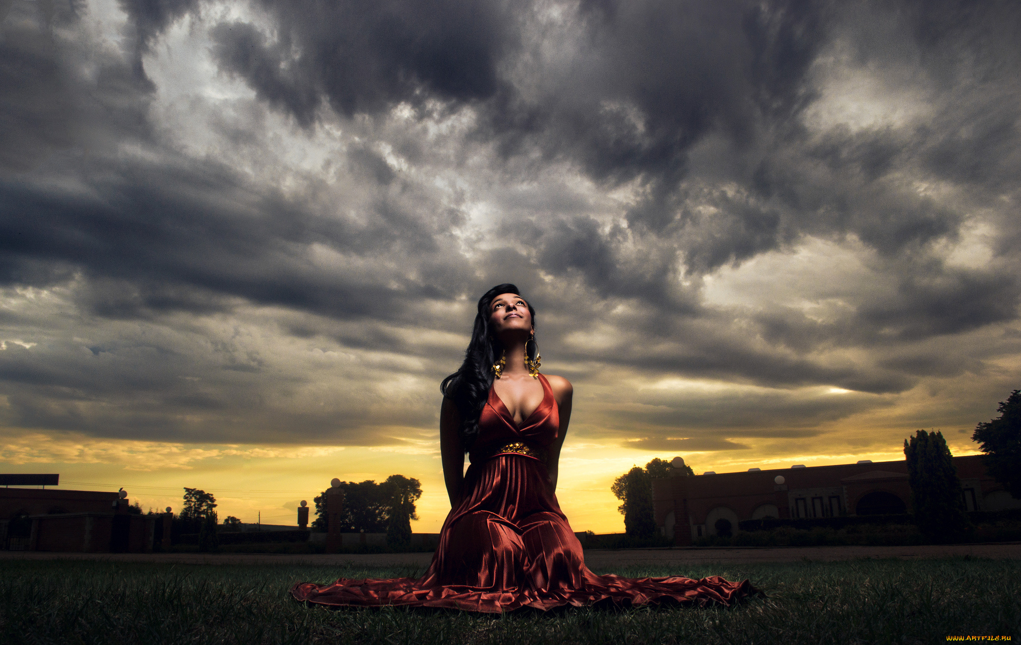 девушки, -unsort, , брюнетки, , шатенки, лужайка, трава, тучи, фигура, платье