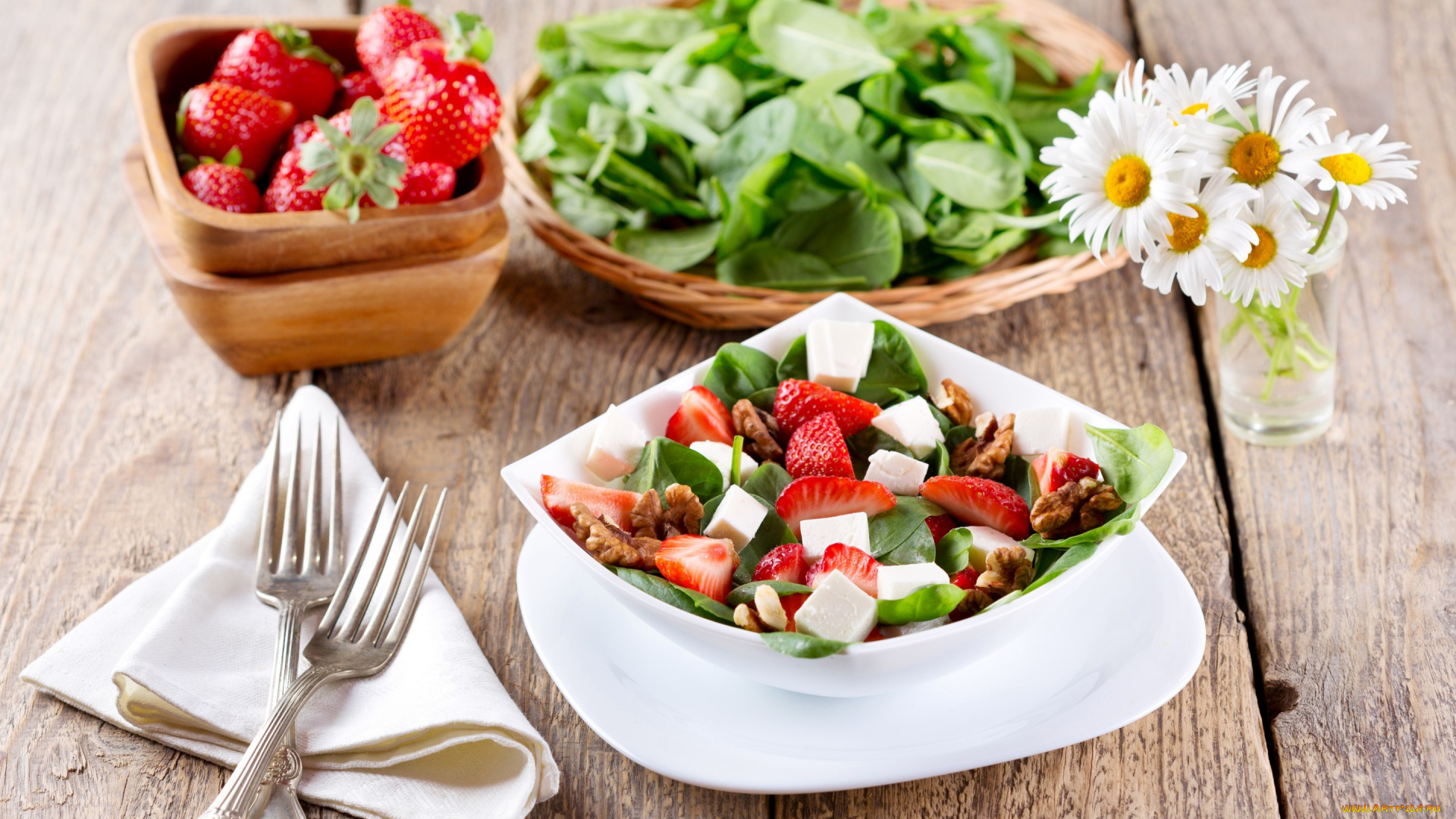 еда, салаты, , закуски, клубника, strawberry, салат, ромашки, зелень, сыр, орехи, nuts, cheese