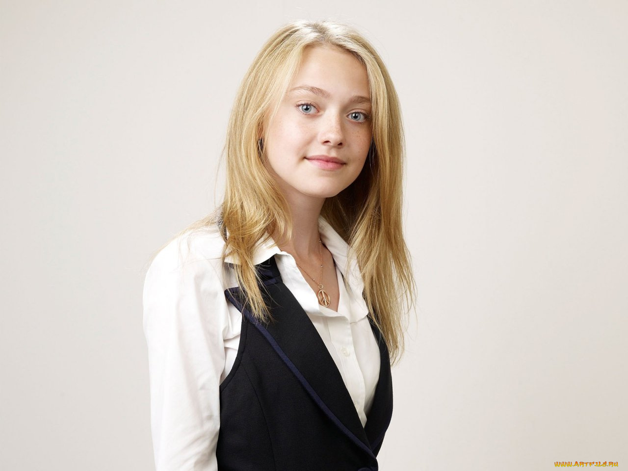 Dakota, Fanning, девушки