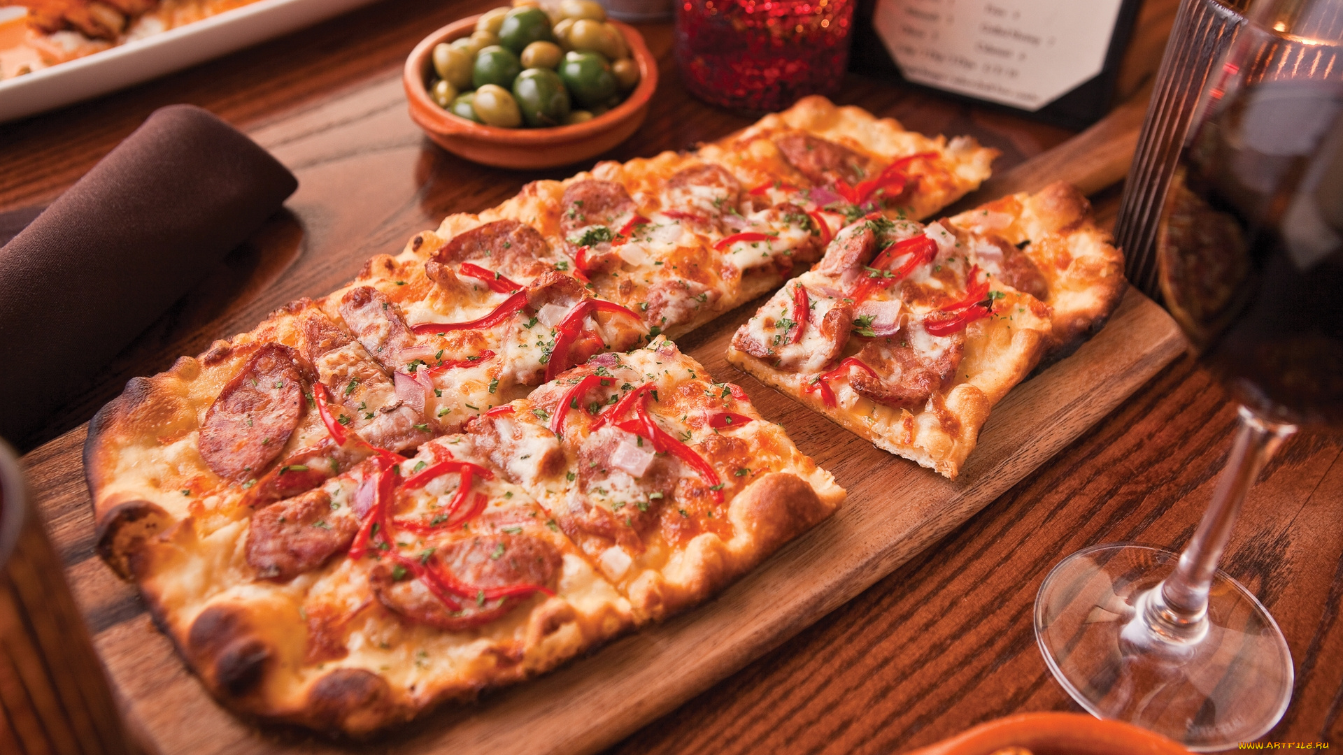 еда, пицца, кухня, окно, стол, стулья, бокалы, люстра, стиль, красное, бокал, вино, томаты, помидоры