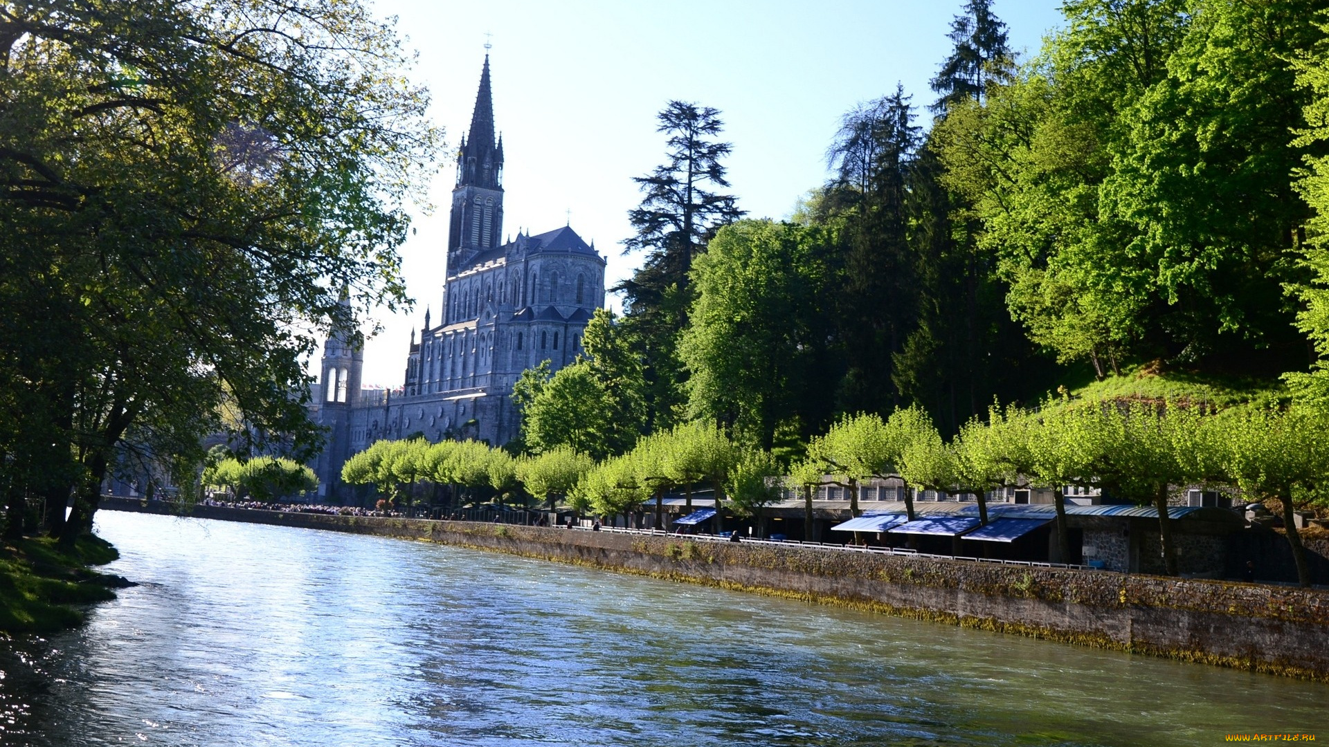 города, католические, соборы, костелы, аббатства, река, деревья, костел