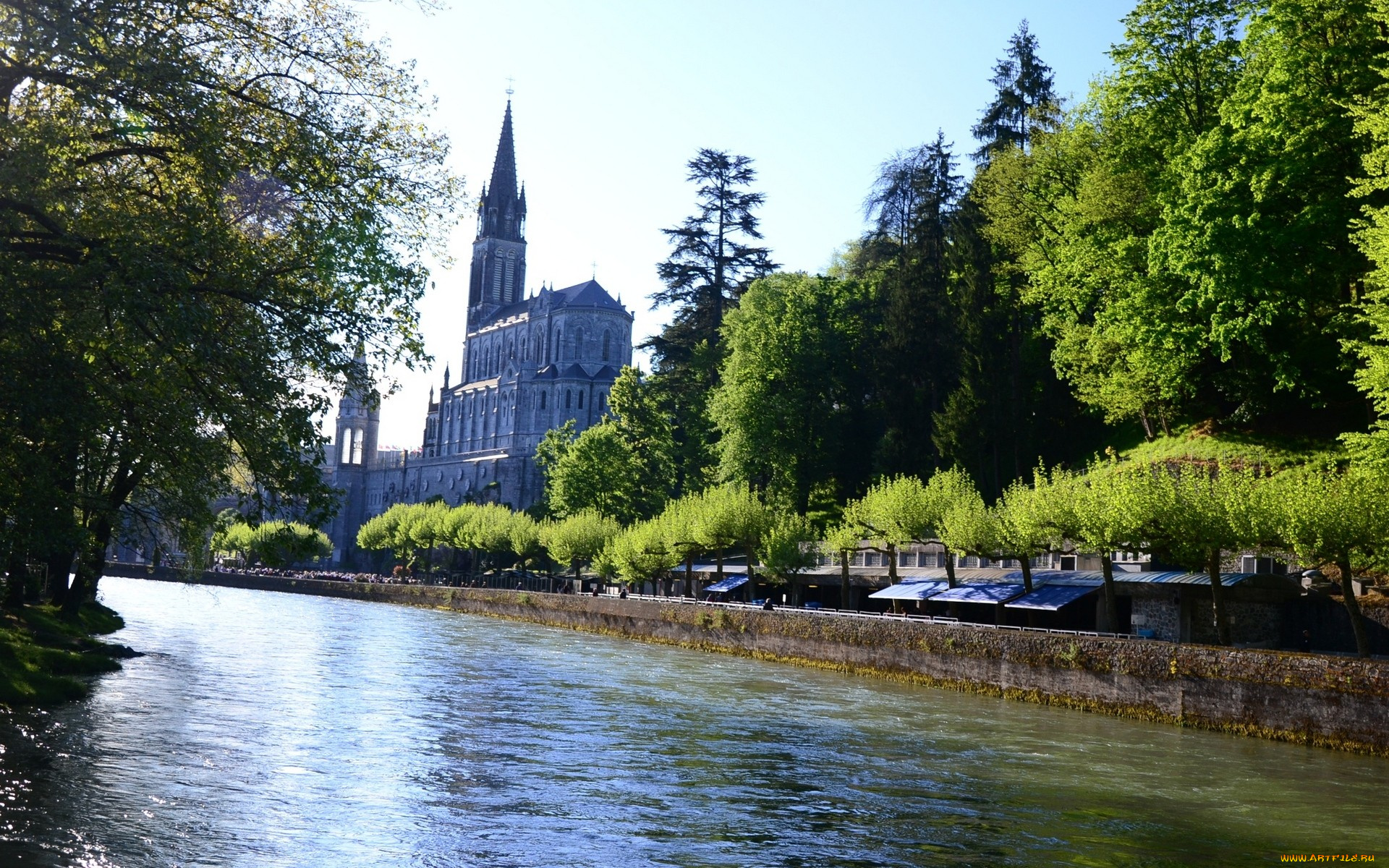 города, католические, соборы, костелы, аббатства, река, деревья, костел