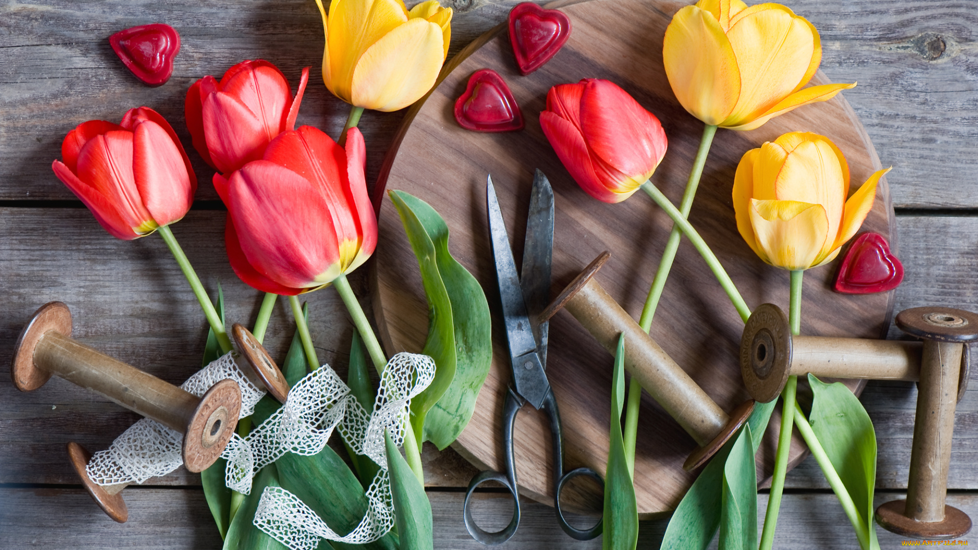 цветы, тюльпаны, сердечки, доска, жёлтые, красные