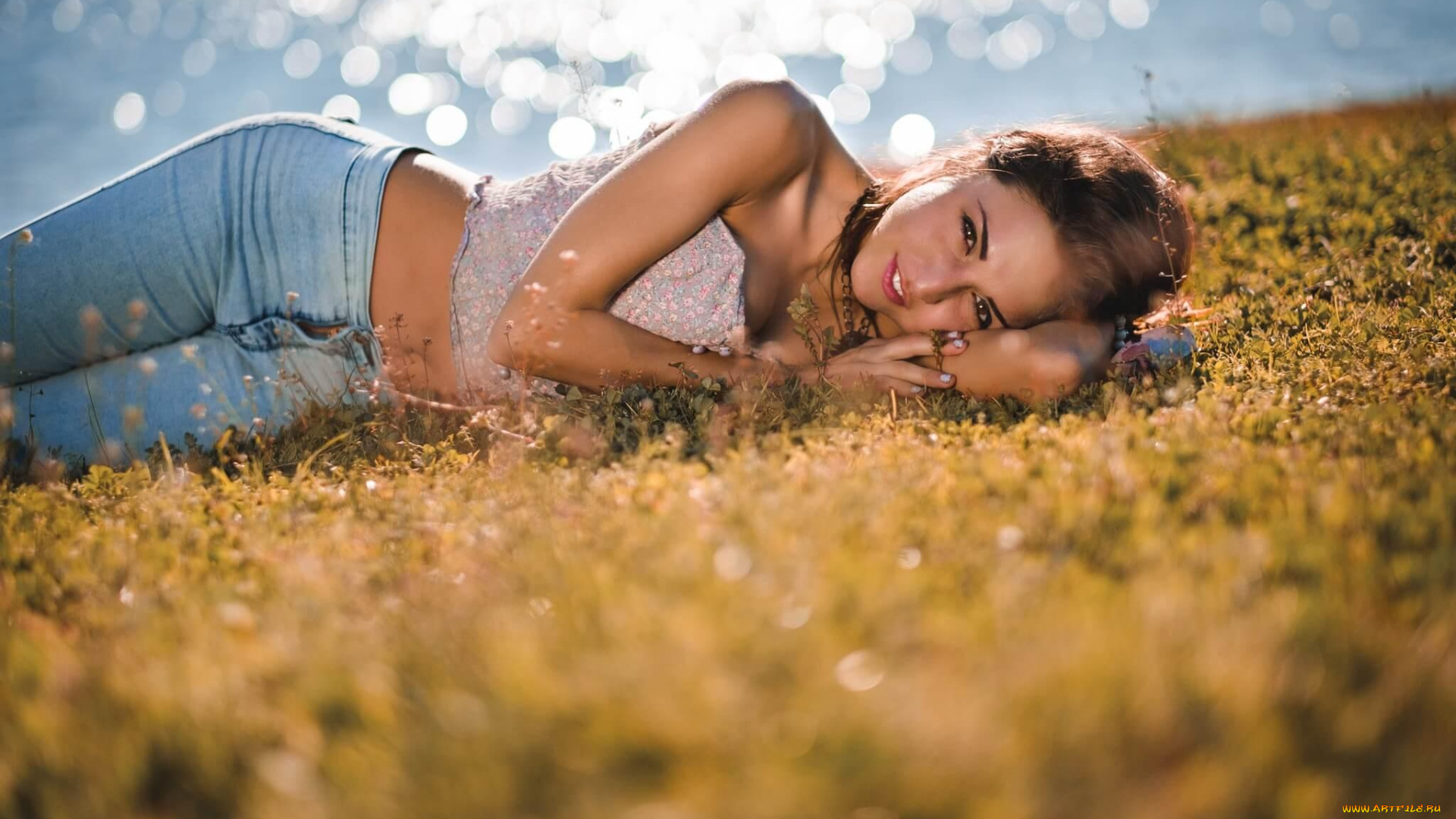 девушки, -unsort, , брюнетки, темноволосые, река, луг, топ, джинсы