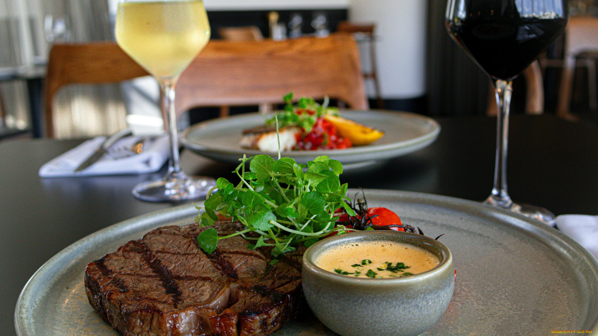 еда, мясные, блюда, стейк, зелень, соус, вино