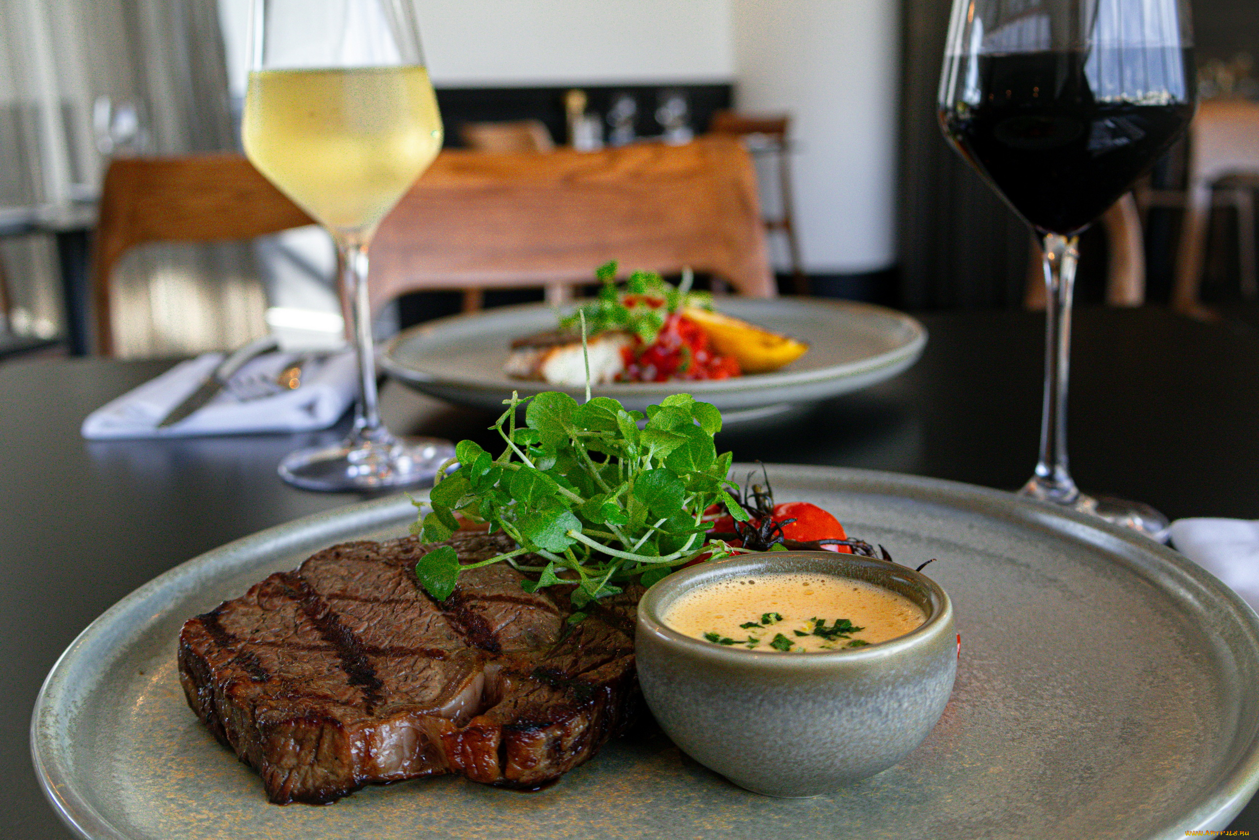 еда, мясные, блюда, стейк, зелень, соус, вино