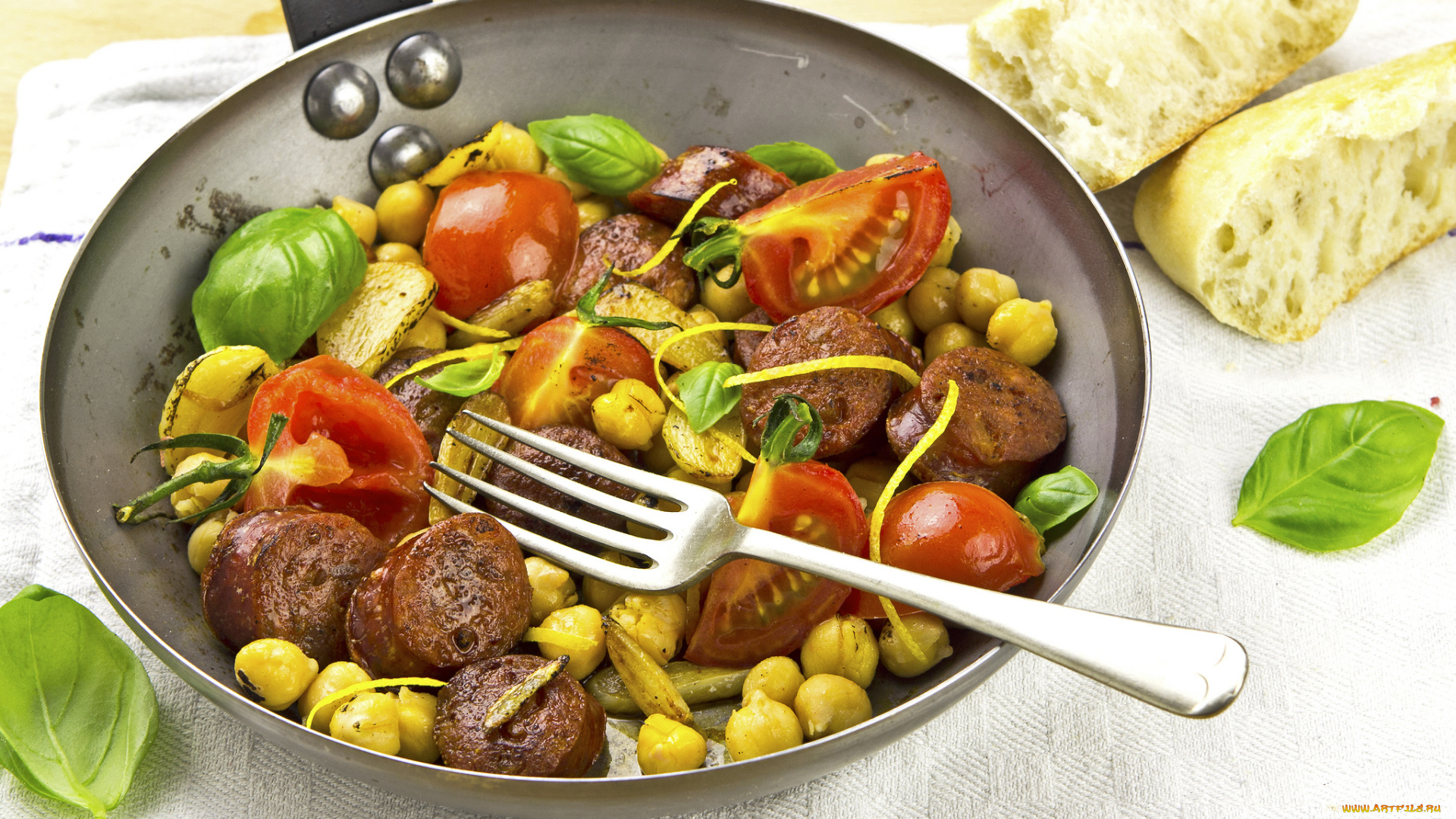 еда, вторые, блюда, сковорода, помидоры, базилик, колбаски