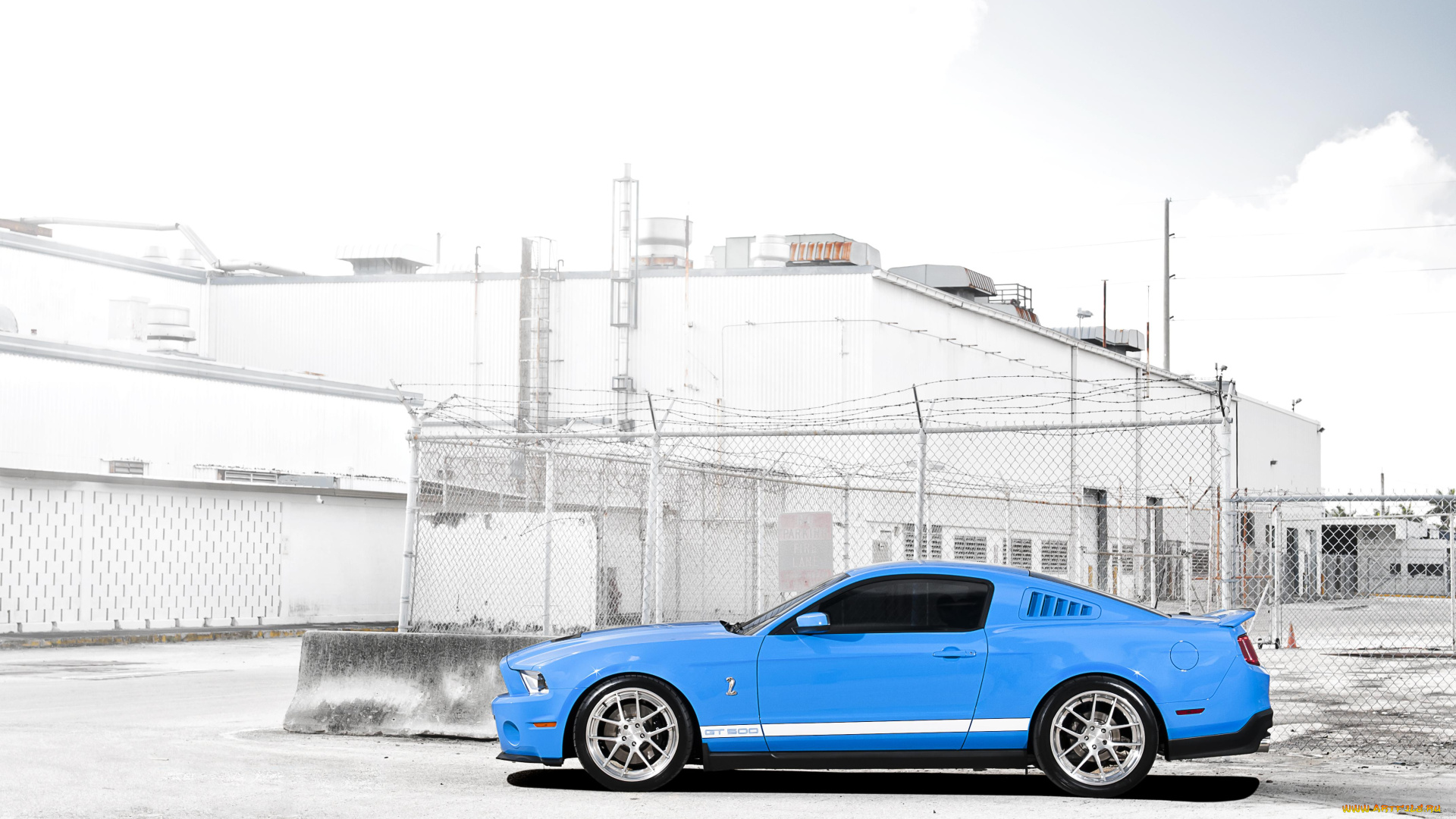 автомобили, mustang, облака, gt500, забор, shelby, здание, полосы, синий, ford
