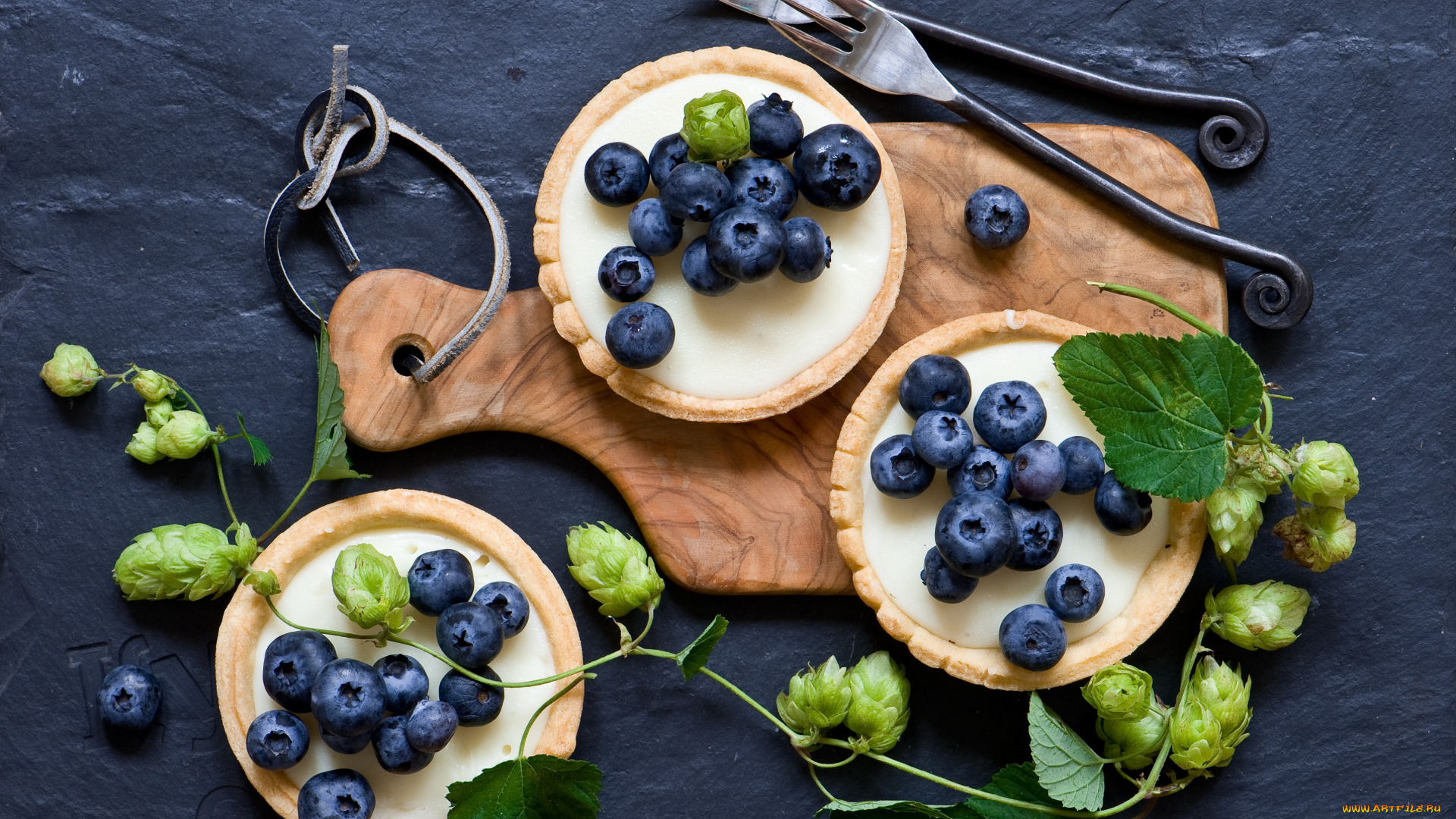 еда, голубика, , черника, ягоды, доска, пирожные, тарталетки, хмель, вилки