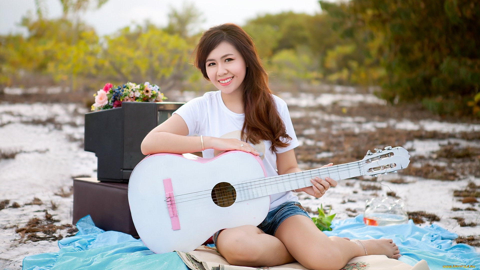 музыка, -другое, гитара, взгляд, девушка, телевизор, улыбка