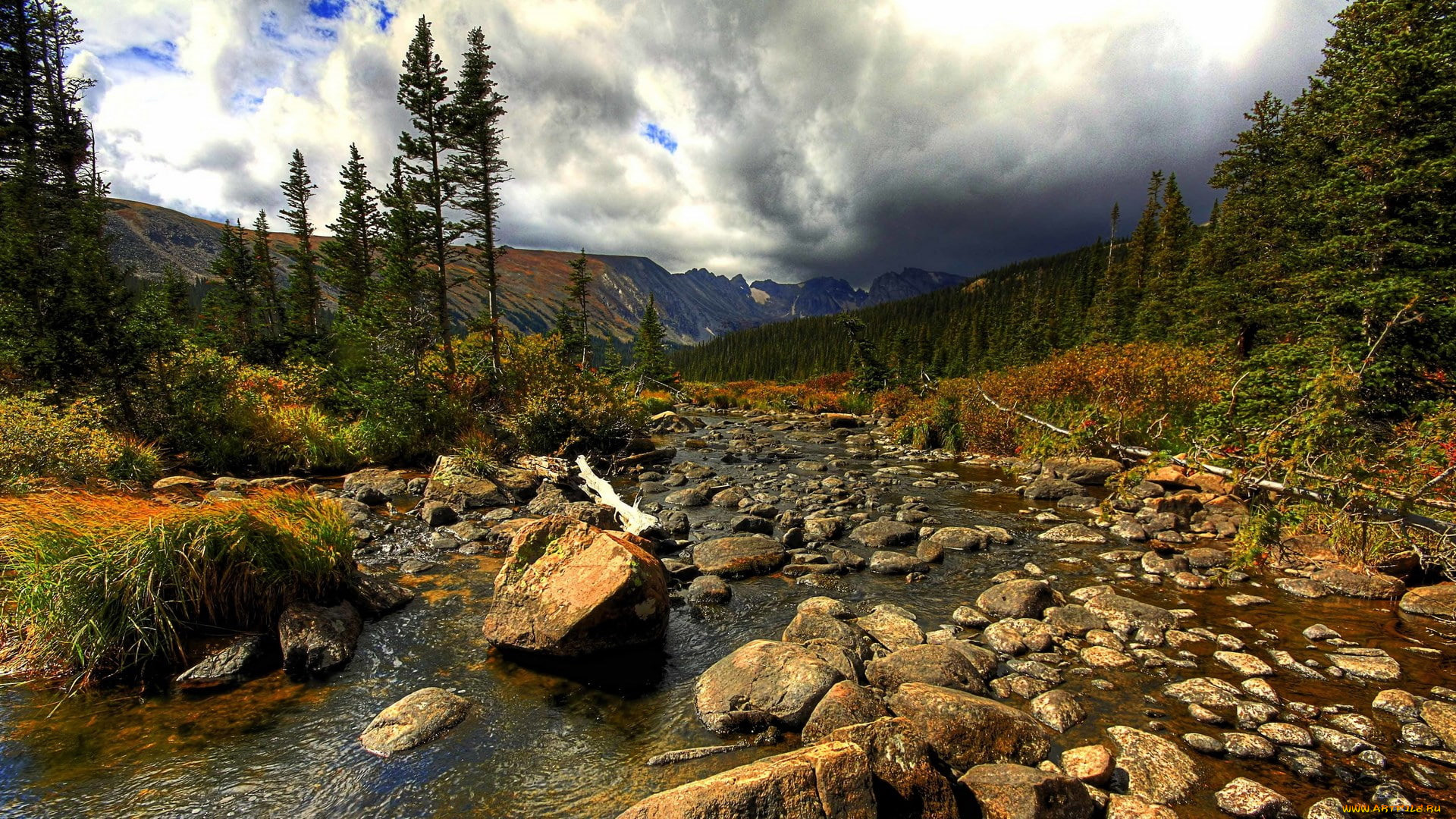 природа, реки, озера, камни, галька, скалы, вода, зеленый, деревья, лес, горы, фон, белый, облака, небо, hd