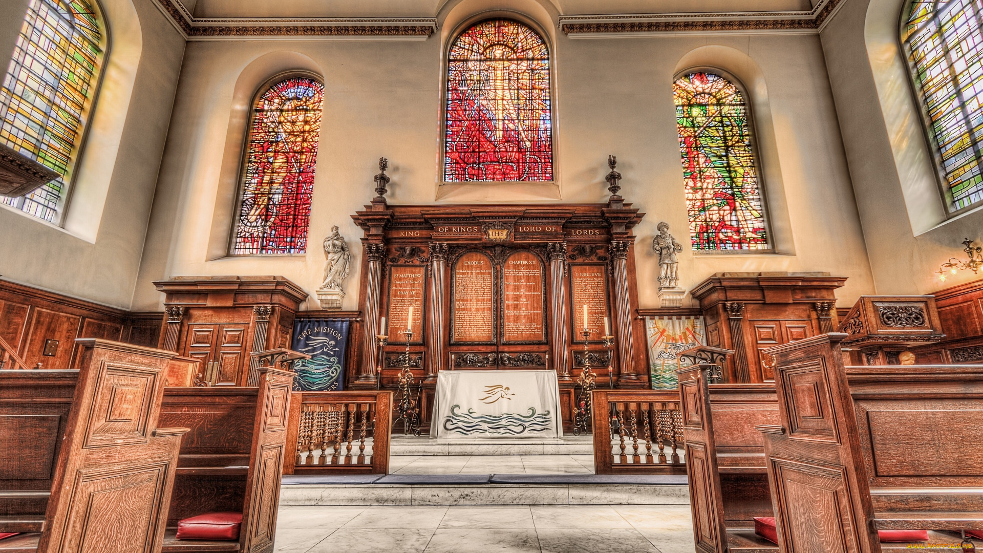 интерьер, убранство, роспись, храма, витражи, статуи, кафедра