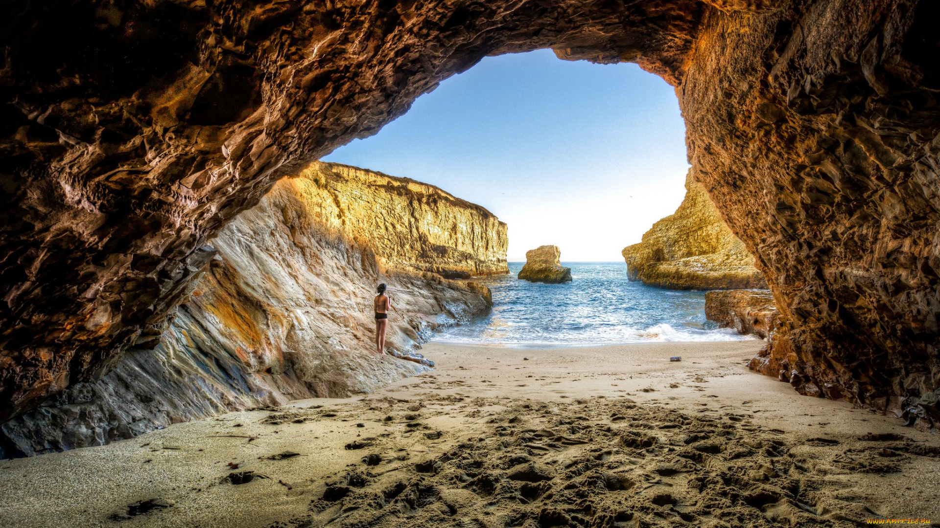 природа, побережье, грот, океан, песок, девушка, скалы