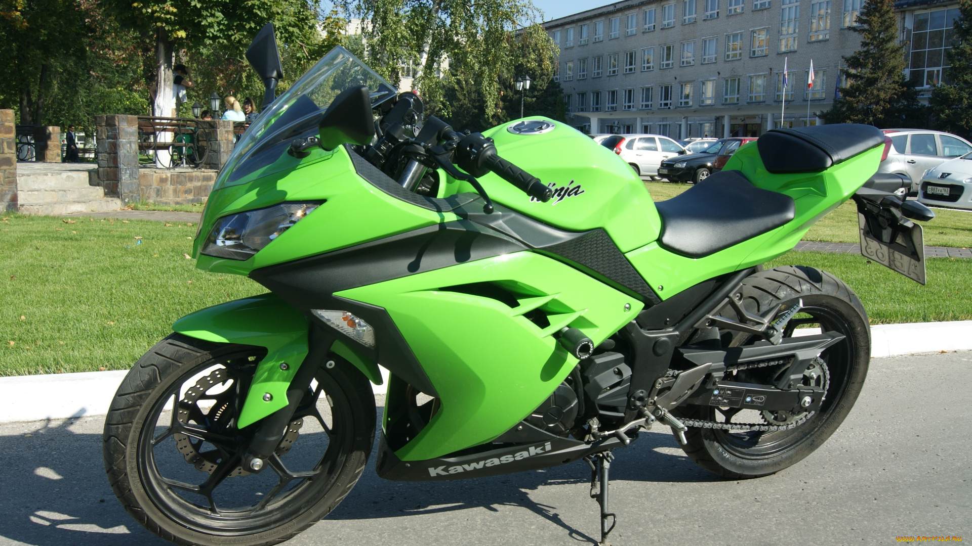 мотоциклы, kawasaki, мотоцикл, зеленый, газон, дорога, здание, автомобили, деревья