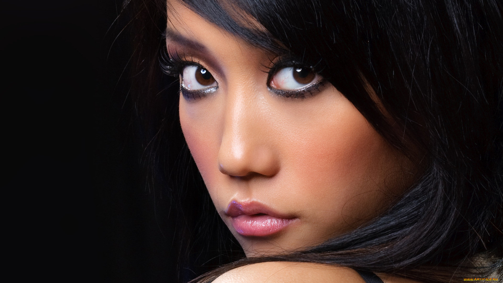 девушки, -, лица, , портреты, девушка, азиатка, портрет, лицо, макияж, причёска, фон, чёрный, брюнетка, поза