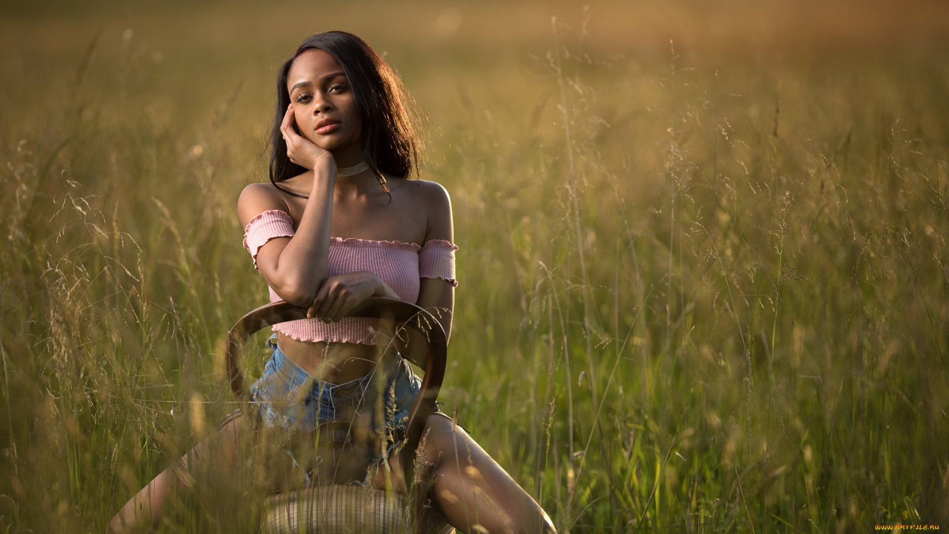 девушки, -, темнокожие, девушка, мулатка, симпатичная, сексуальная, причёска, шорты, стоит, поле, цветы, трава, луг, поза, настроение, природа, взгляд, брюнетка