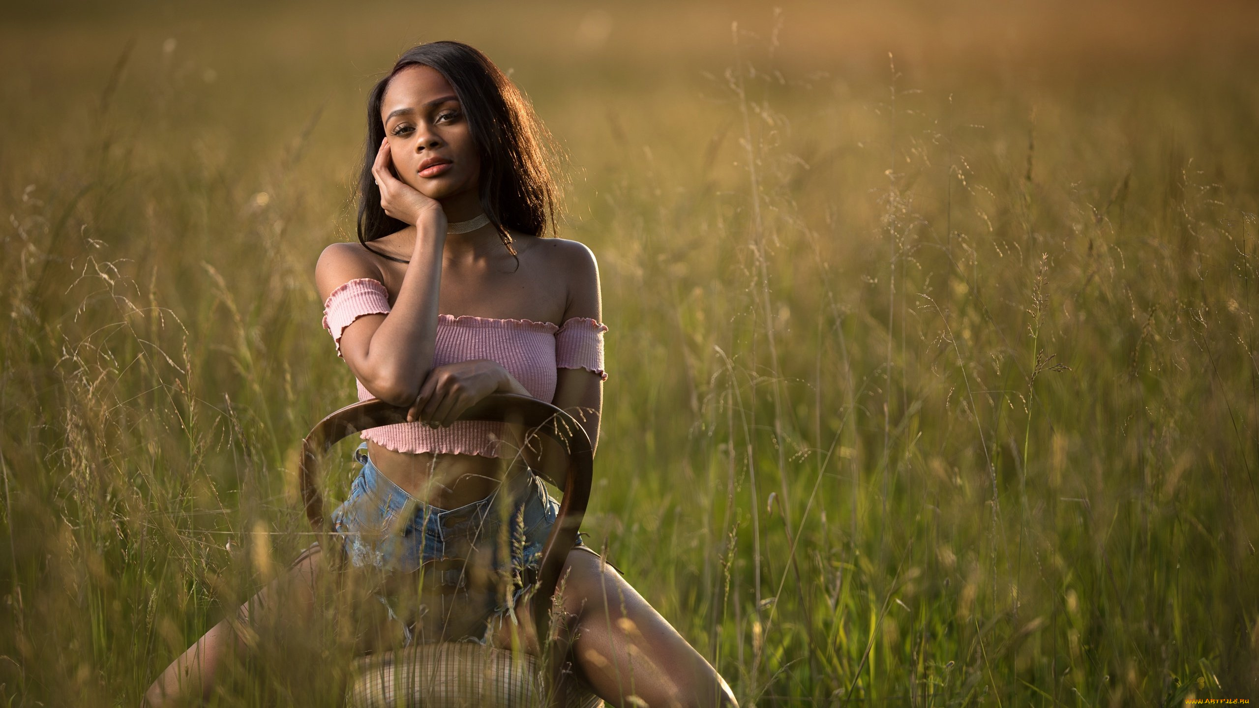 девушки, -, темнокожие, девушка, мулатка, симпатичная, сексуальная, причёска, шорты, стоит, поле, цветы, трава, луг, поза, настроение, природа, взгляд, брюнетка