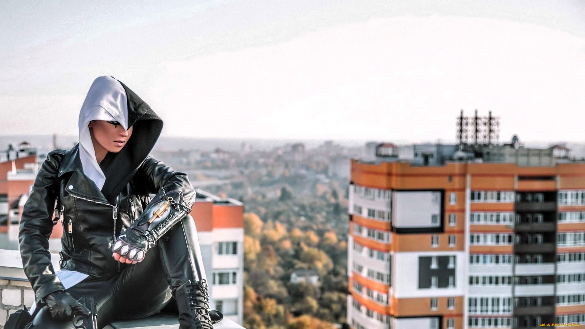 девушки, анна, шаховская, образ, косплей, наряд, костюм, капюшон, косуха, оружие, крыши, дома, город, панорама