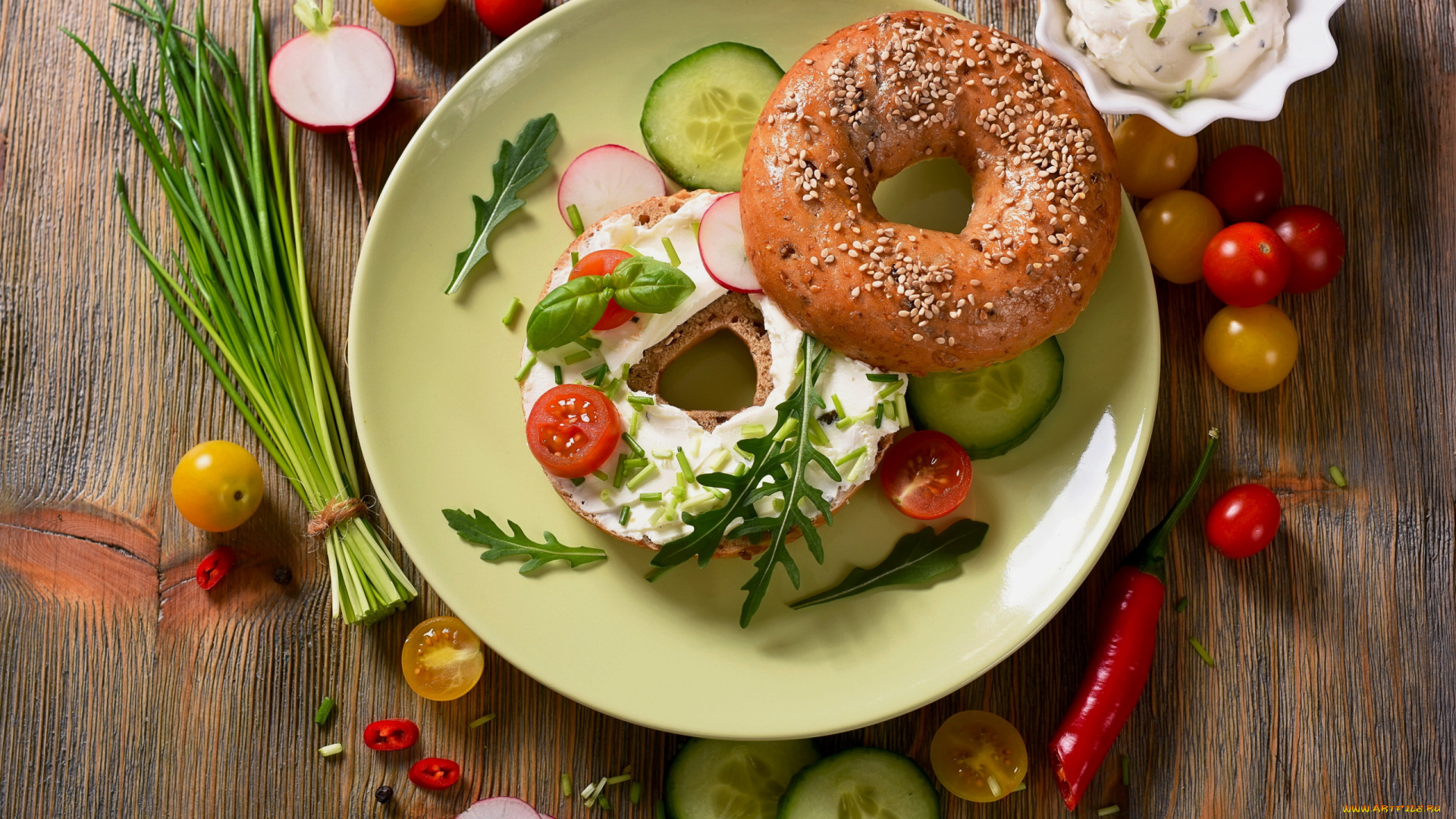 еда, бутерброды, , гамбургеры, , канапе, бейгл, бутерброд, редис, огурец, лук, зеленый, соус, помидоры, перчик