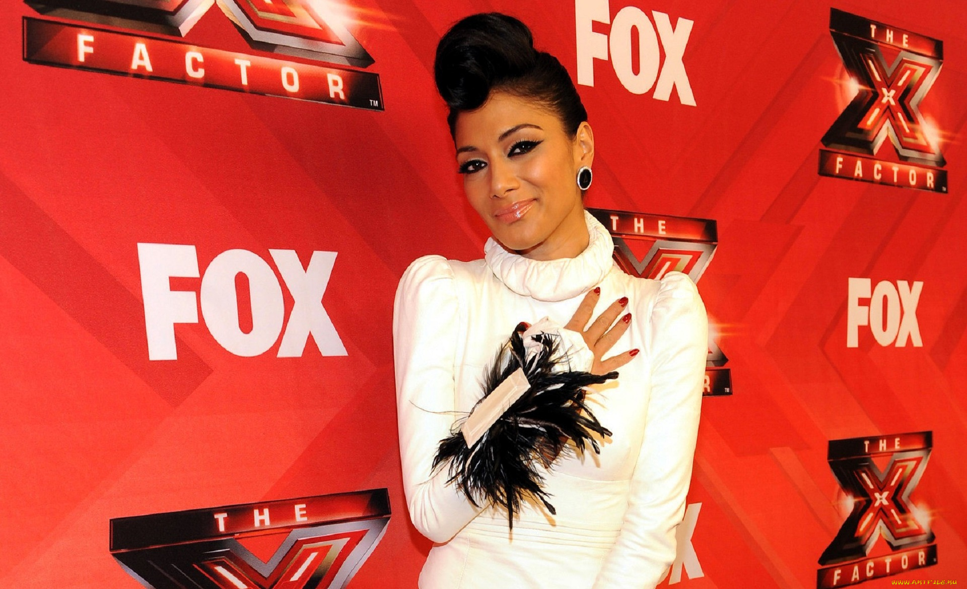 девушки, nicole, scherzinger, брюнетка, платье, перья