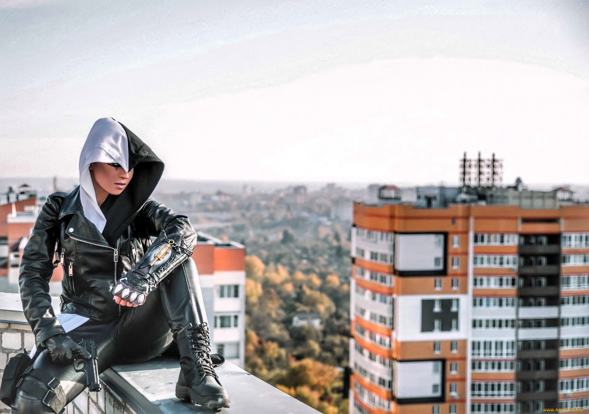 девушки, анна, шаховская, образ, косплей, наряд, костюм, капюшон, косуха, оружие, крыши, дома, город, панорама