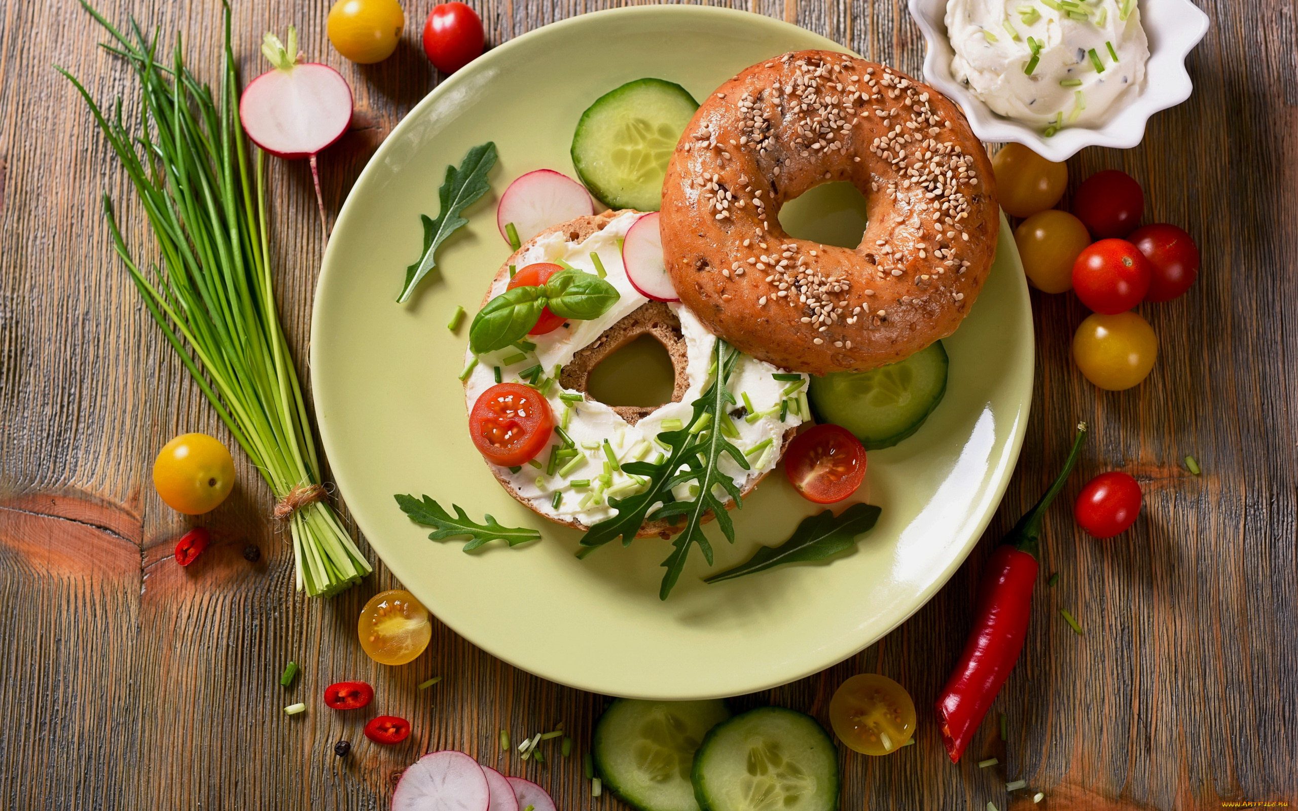 еда, бутерброды, , гамбургеры, , канапе, бейгл, бутерброд, редис, огурец, лук, зеленый, соус, помидоры, перчик