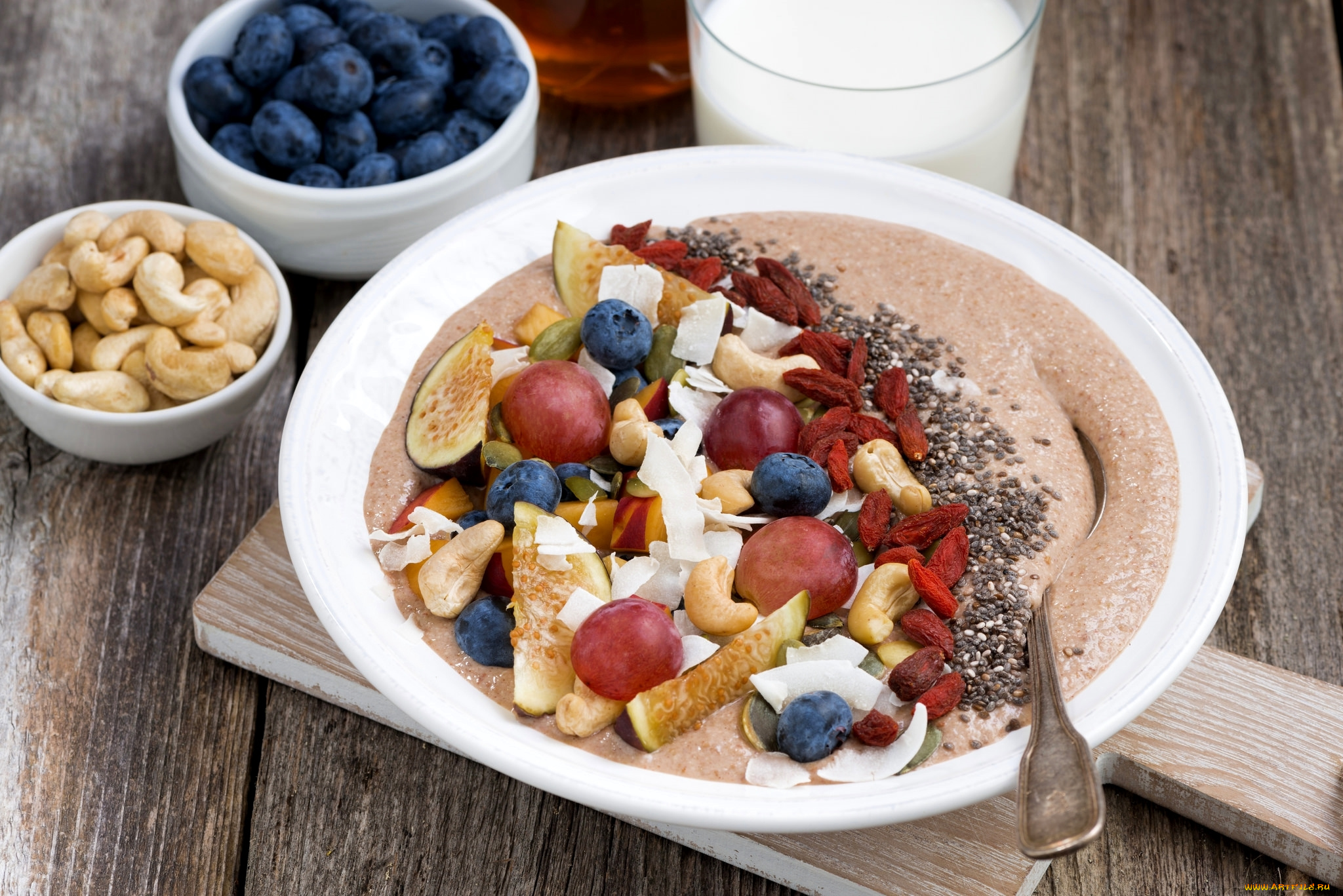еда, мюсли, , хлопья, годжи, кешью, инжир, голубика, молоко, завтрак, фрукты, виноград, ягоды, каша
